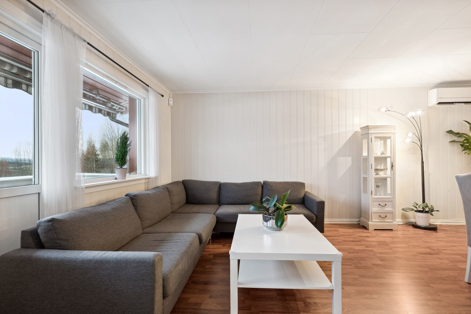 De fleste rom har MDF panel på vegger og laminat på gulv. Galleribilde
