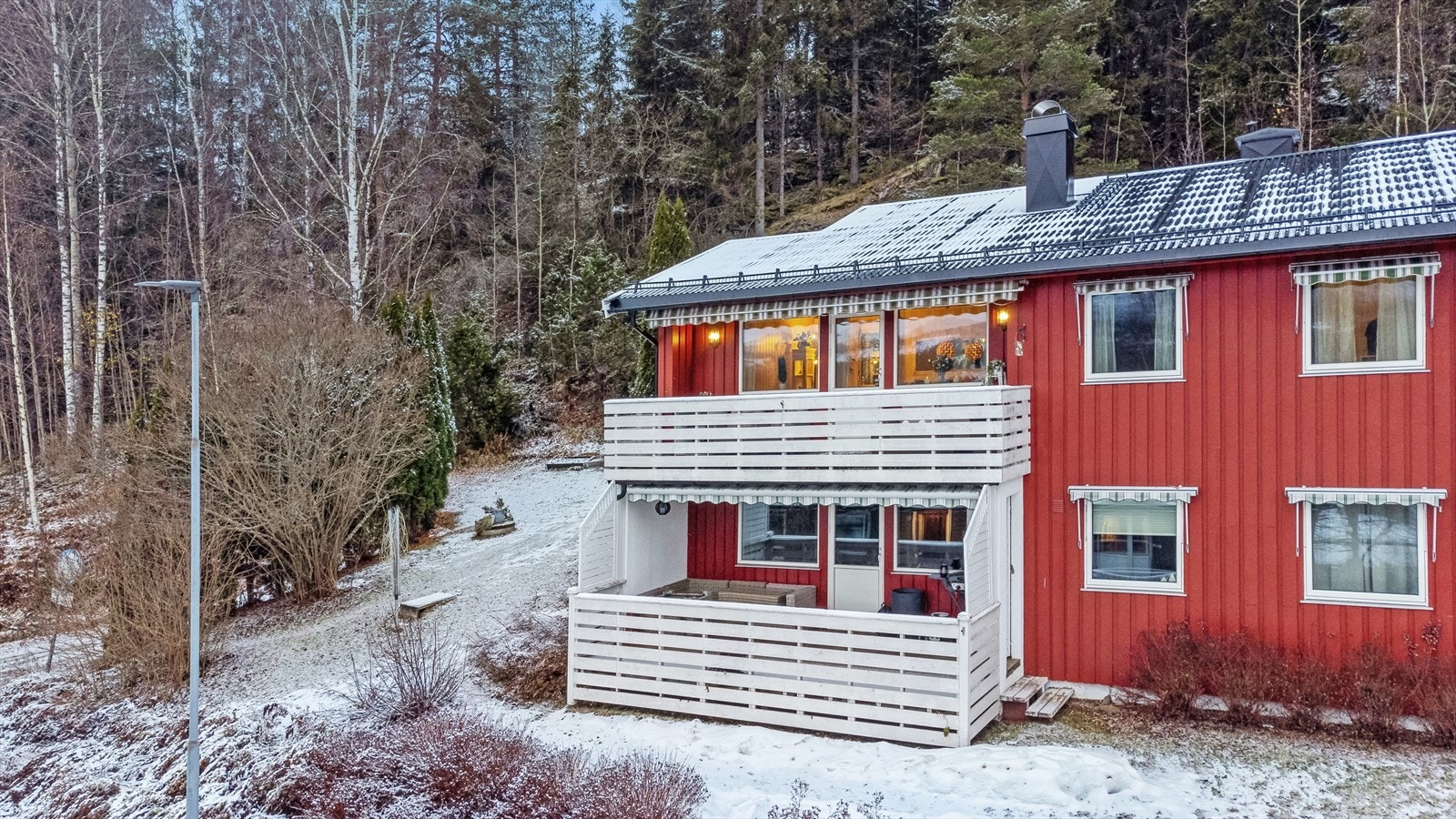 Det er gangavstand til sentrum med alle fasiliteter, skoler og barnehage. Og det er kort veg til flotte turområder. Galleribilde