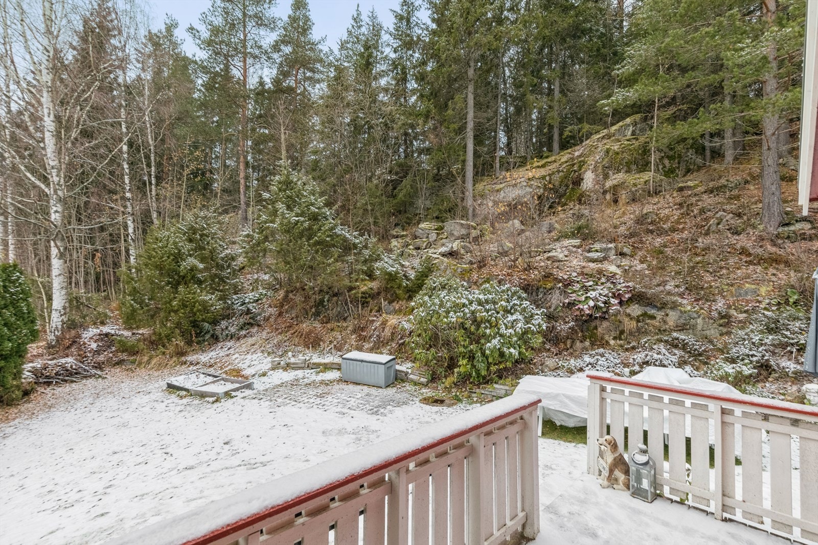 Veranda på enden med skjermet beliggenhet og utsikt mot skogen. Galleribilde