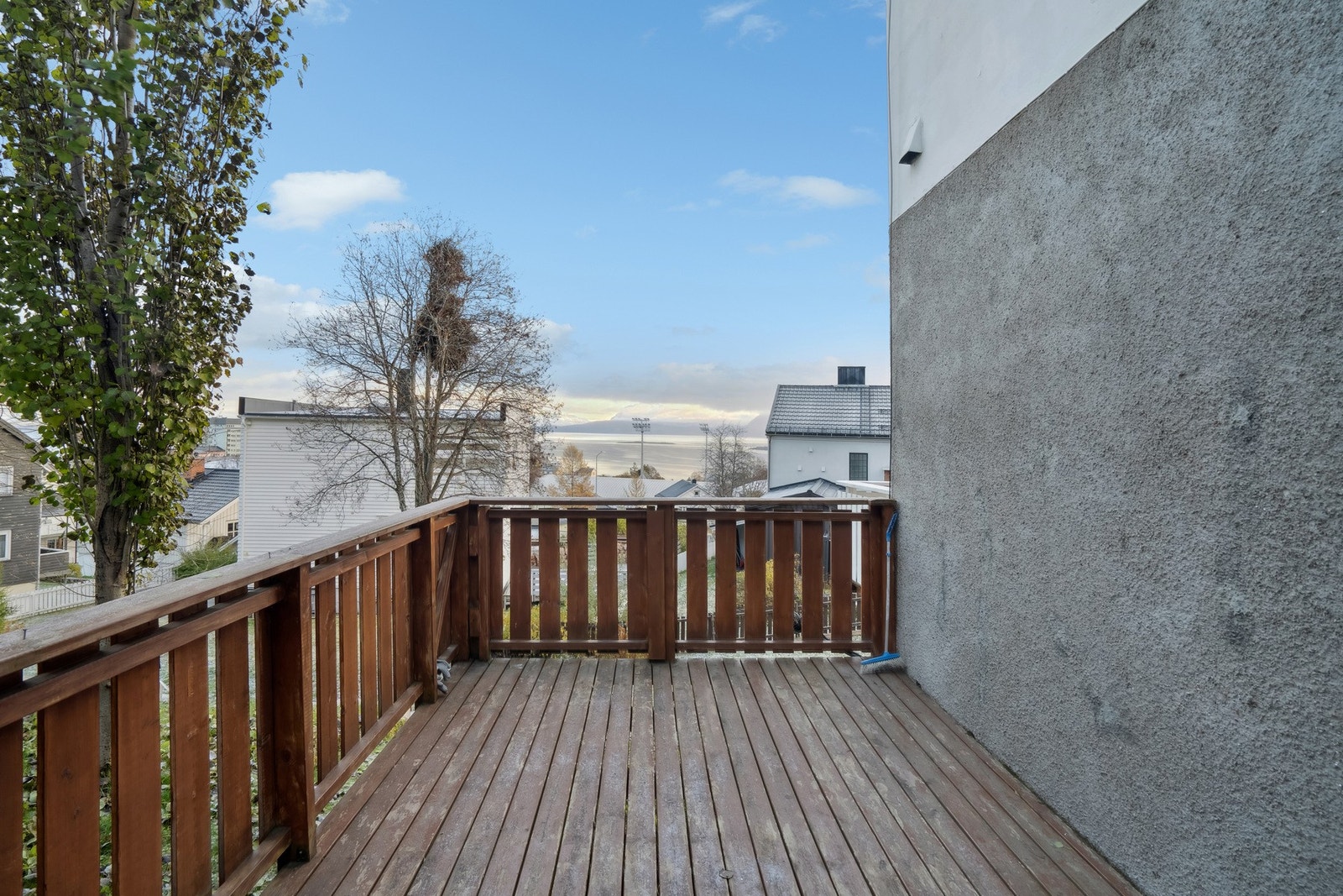 Terrasse ved inngangsparti på ca. 10 kvm med utsikt mot sjøen. Galleribilde