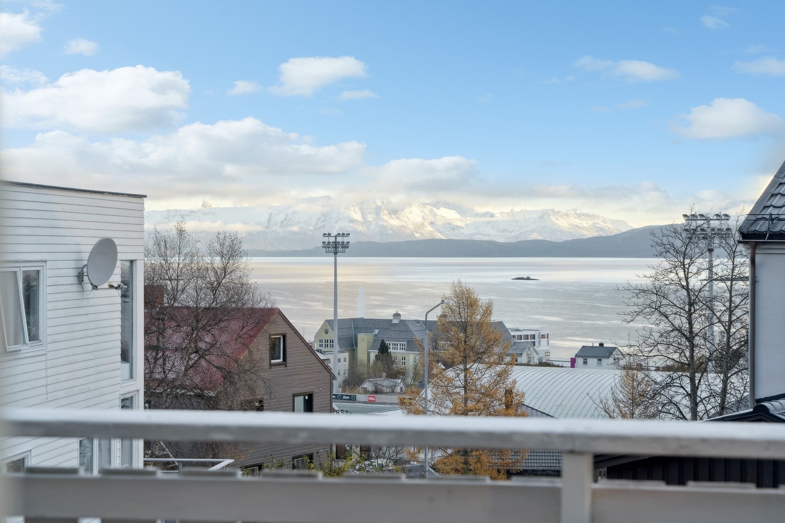 Vågsfjorden og fjellene er fine å se på :-) Galleribilde