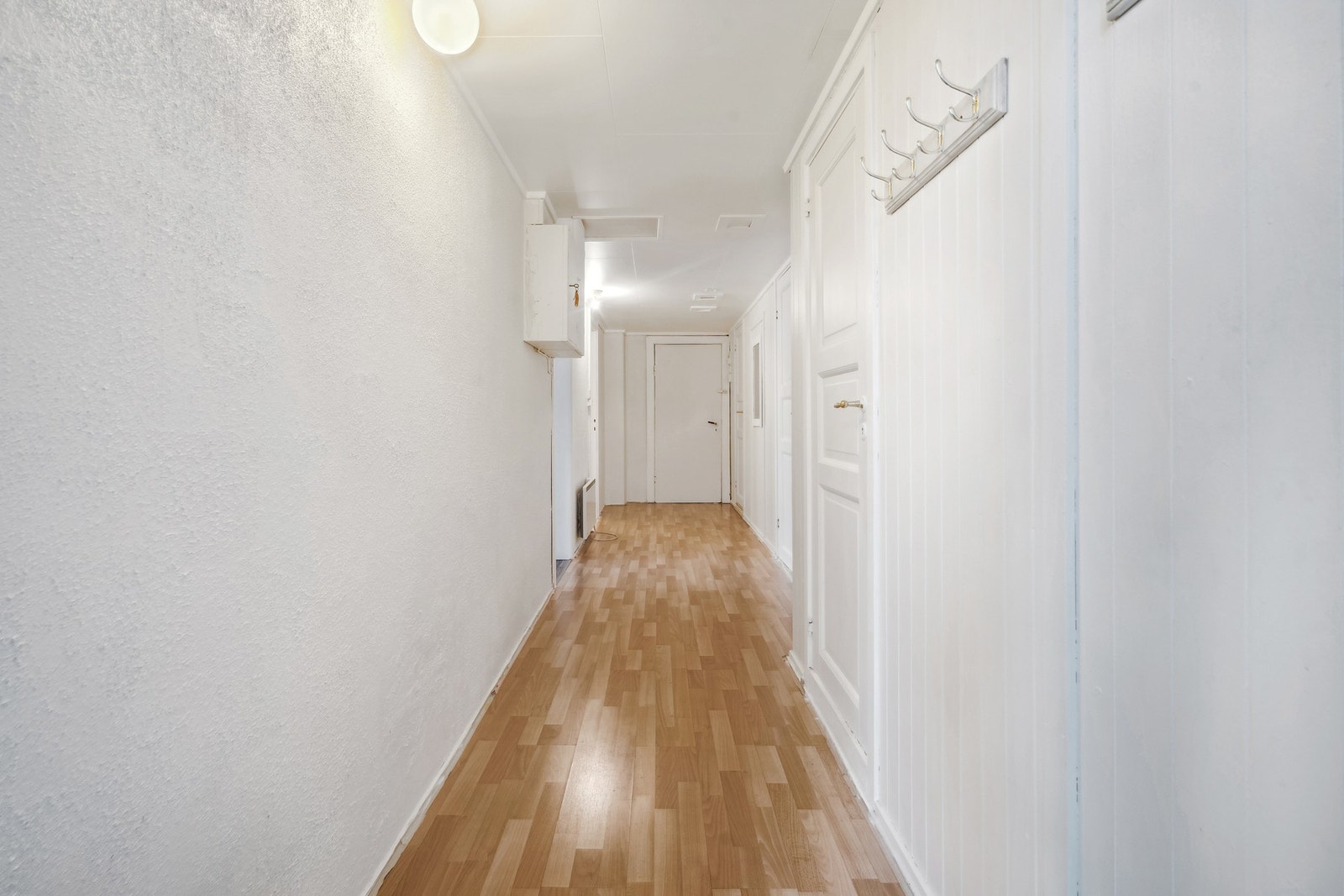 Entré/gang - Fra gangen er det adkomst til stue, toalettrom, soverom og 2 boder. Galleribilde