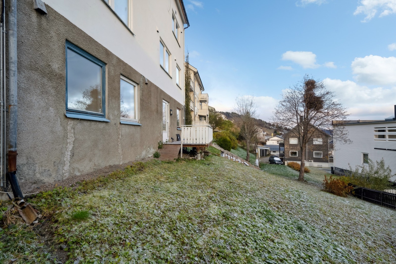 Bygget har stedvis etterslep på vedlikehold og oppgraderinger. Vedlikehold og påkostninger må påregnes - sameiet er i vurdering på renovering i fellesskap.. Galleribilde