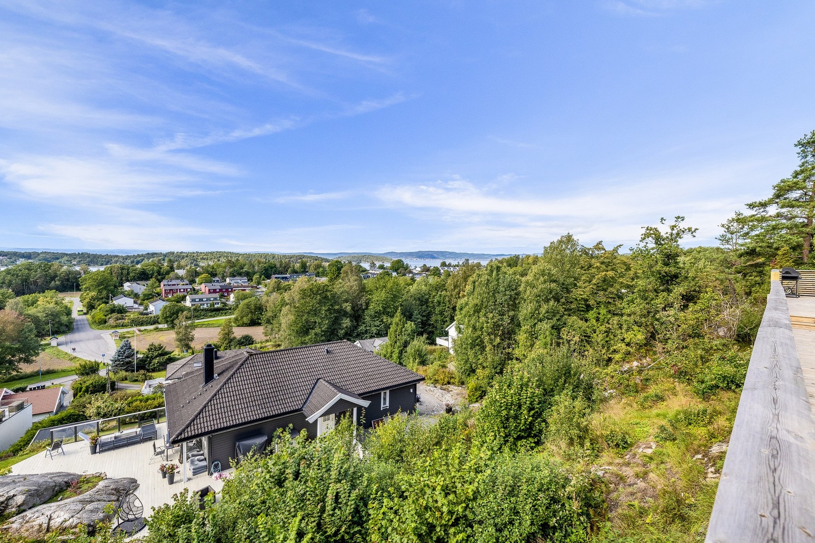 Hyggelig utsyn over det frodige nærområdet. Galleribilde
