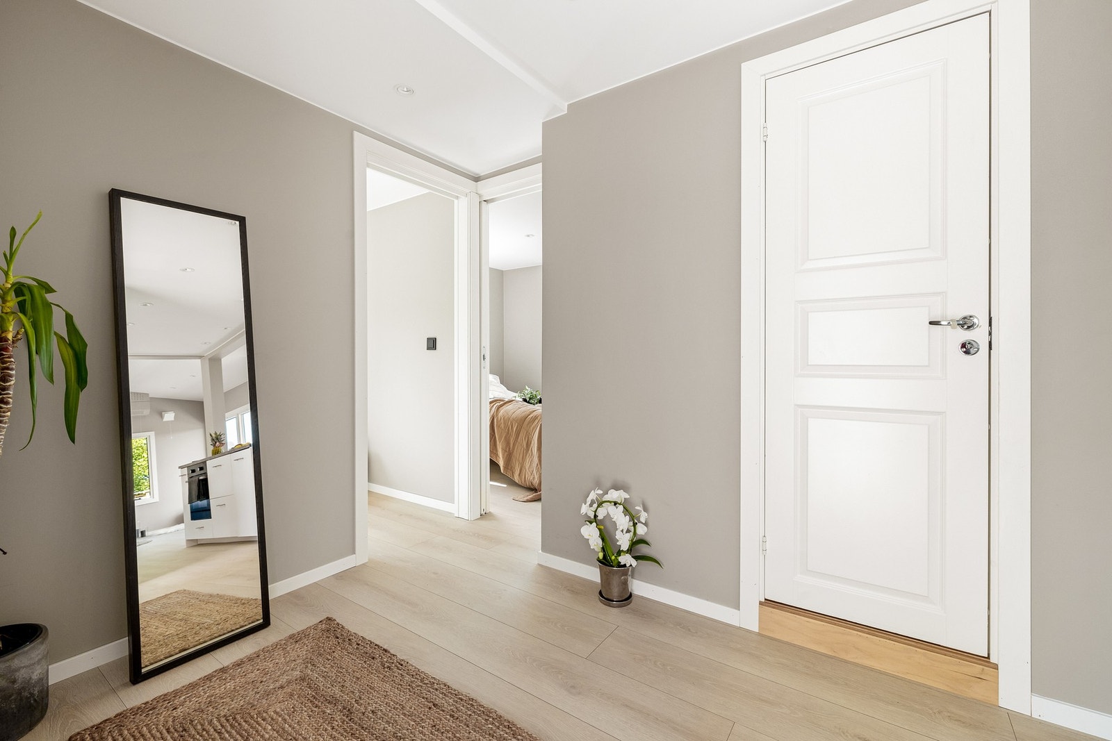 Romslig areal for knagger, kommode og lignende. Galleribilde