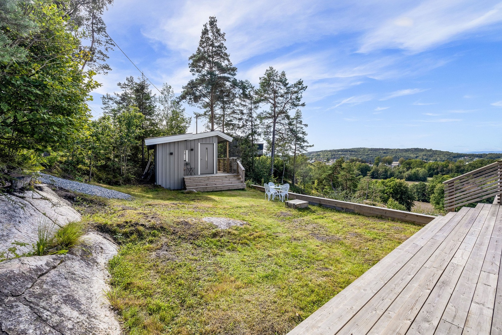 Hyggelig naturtomt med plen og bepkantning. Galleribilde