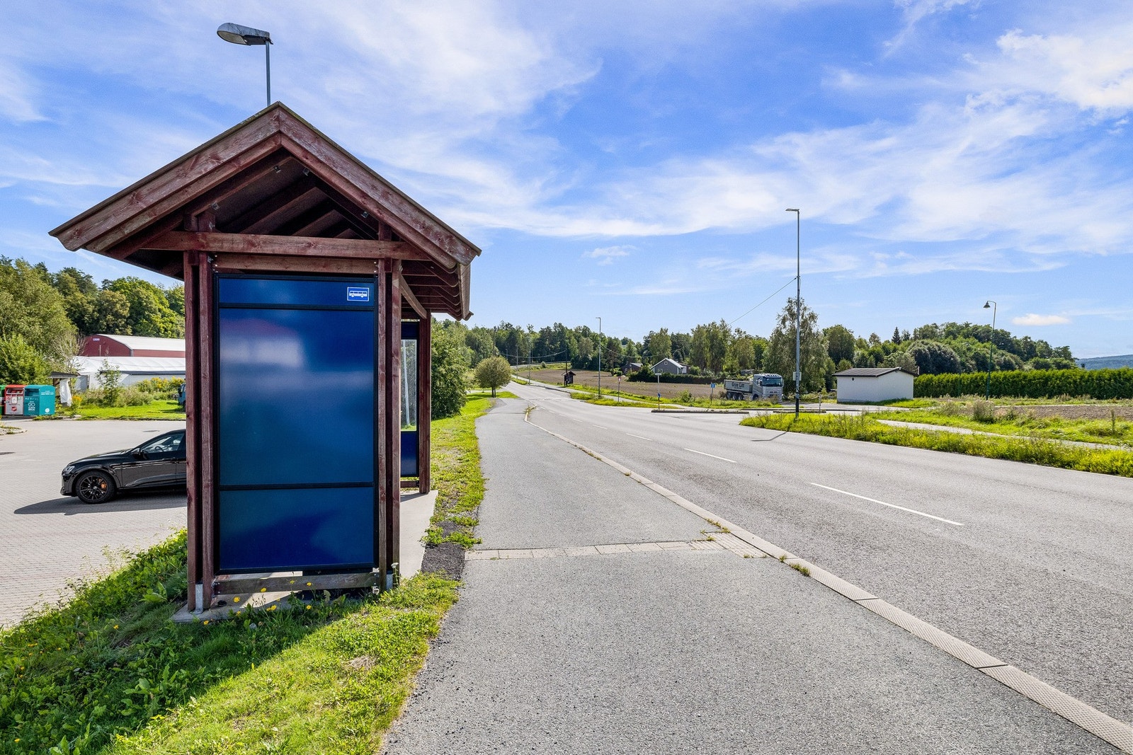 Kort vei til bussholdeplass. Enkel reise vei til Oslo S via Son. Galleribilde