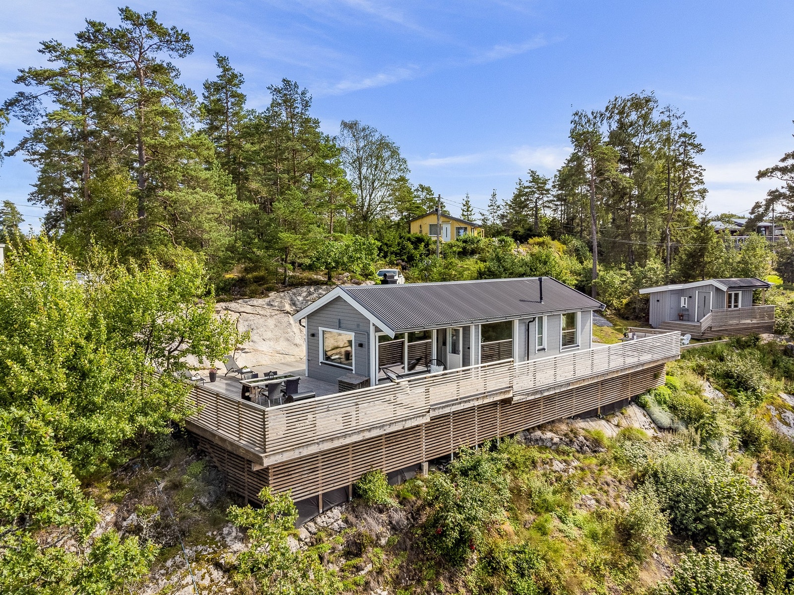 Idyllisk beliggende fritidseiendom med flotte uteplasser og anneks. Galleribilde