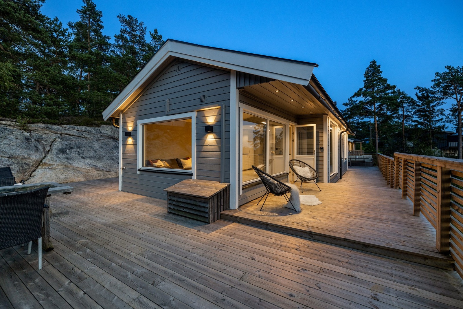 Moderne uteområde med dekorativ belysning. Galleribilde