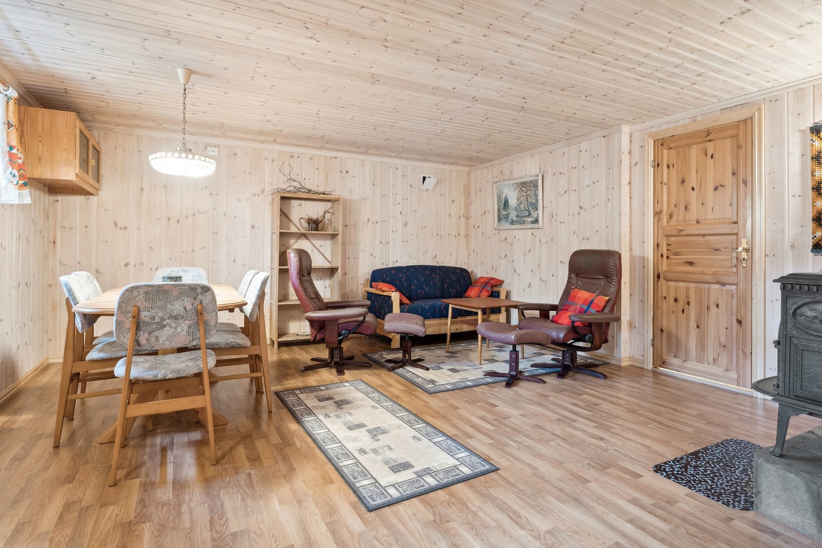 I sokkelen er det også vedovn til oppvarming. Galleribilde