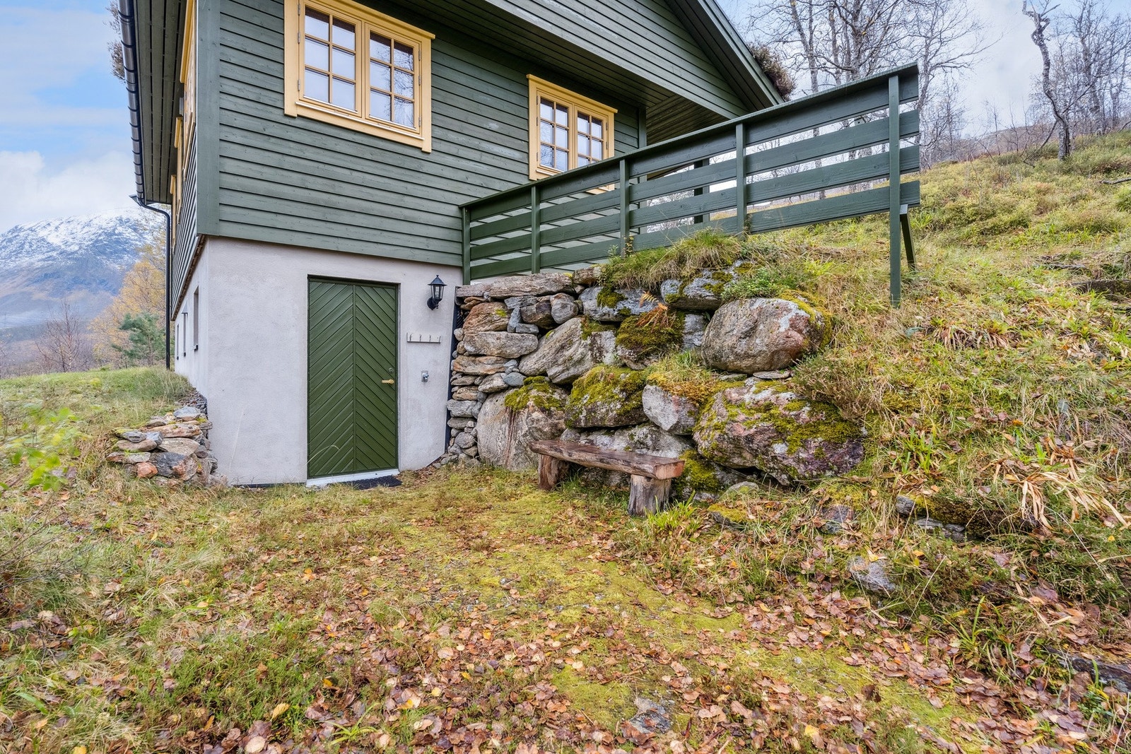 Egen inngangsdør til sokkelen. Galleribilde