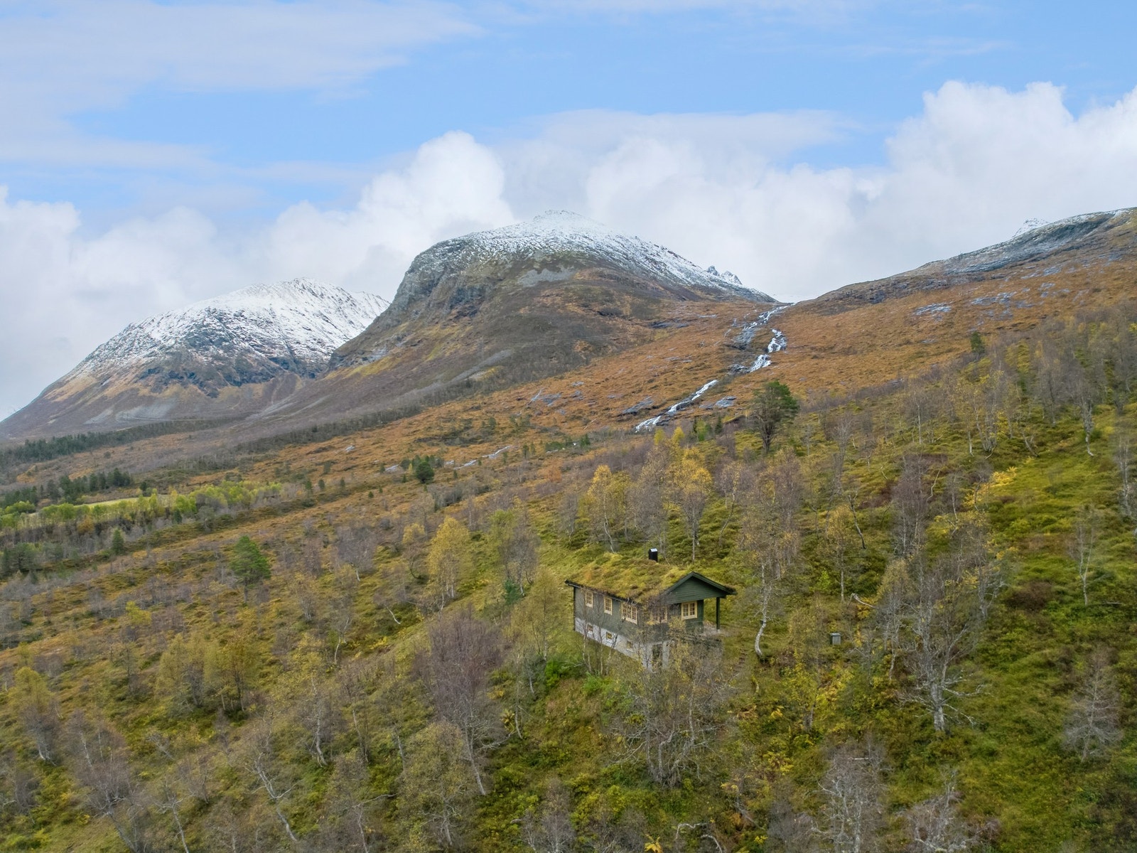 Hytten er tilkoblet eget avløp som går til septiktank. Galleribilde