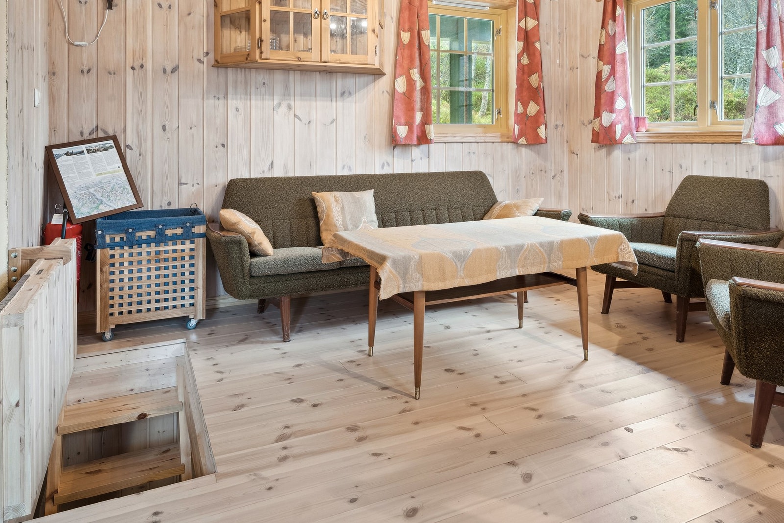 Fra stuen har du trapp ned til sokkelen. Galleribilde