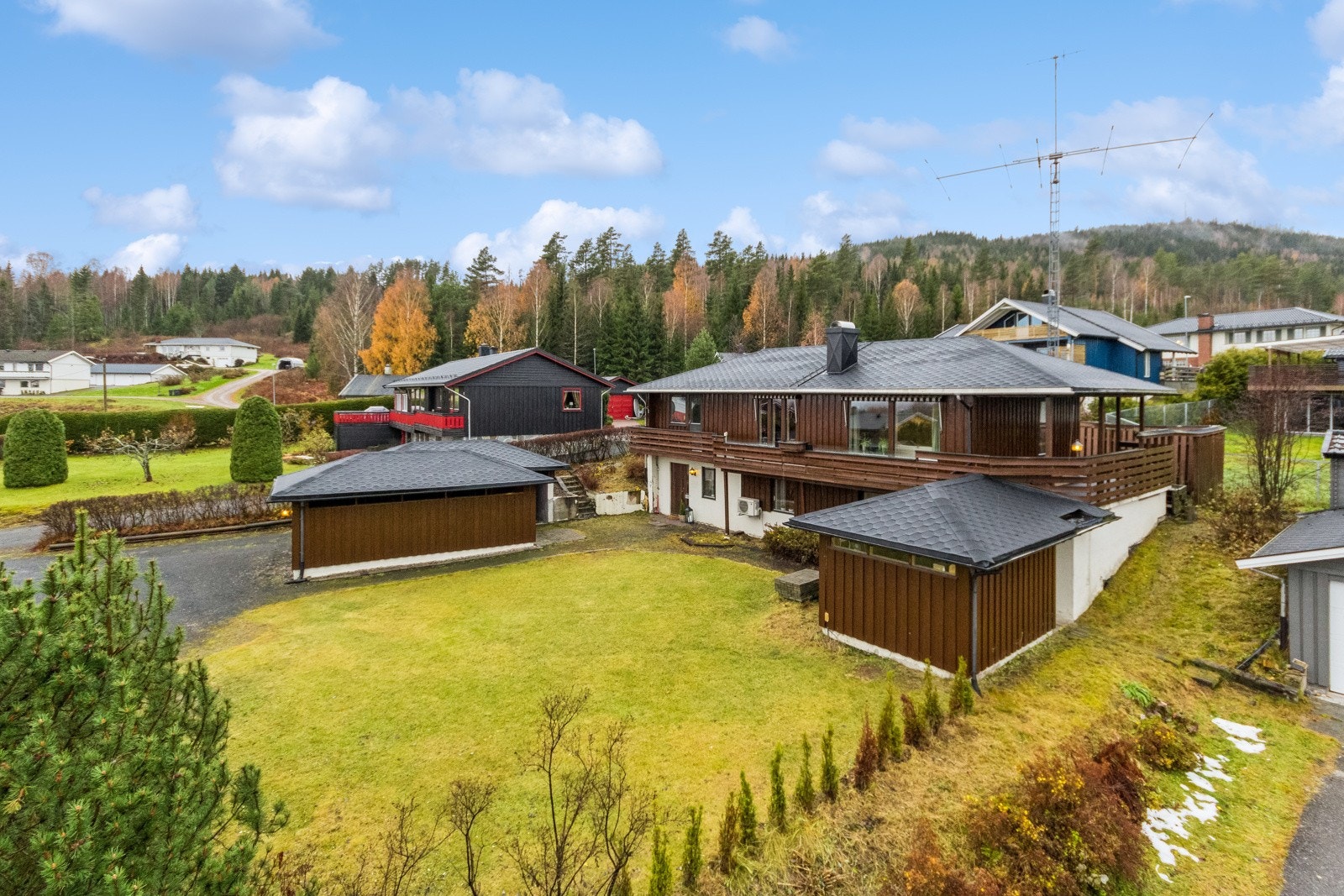 Hyggelig enebolig med barnevennlig og fin beliggenhet i Kjølaberget. Boligen har en innholdsrik planløsning over to plan og her finner du blant annet fire soverom. Galleribilde