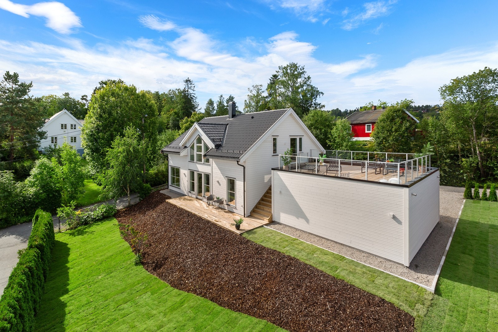 Opparbeidet hage med gressplen. Galleribilde