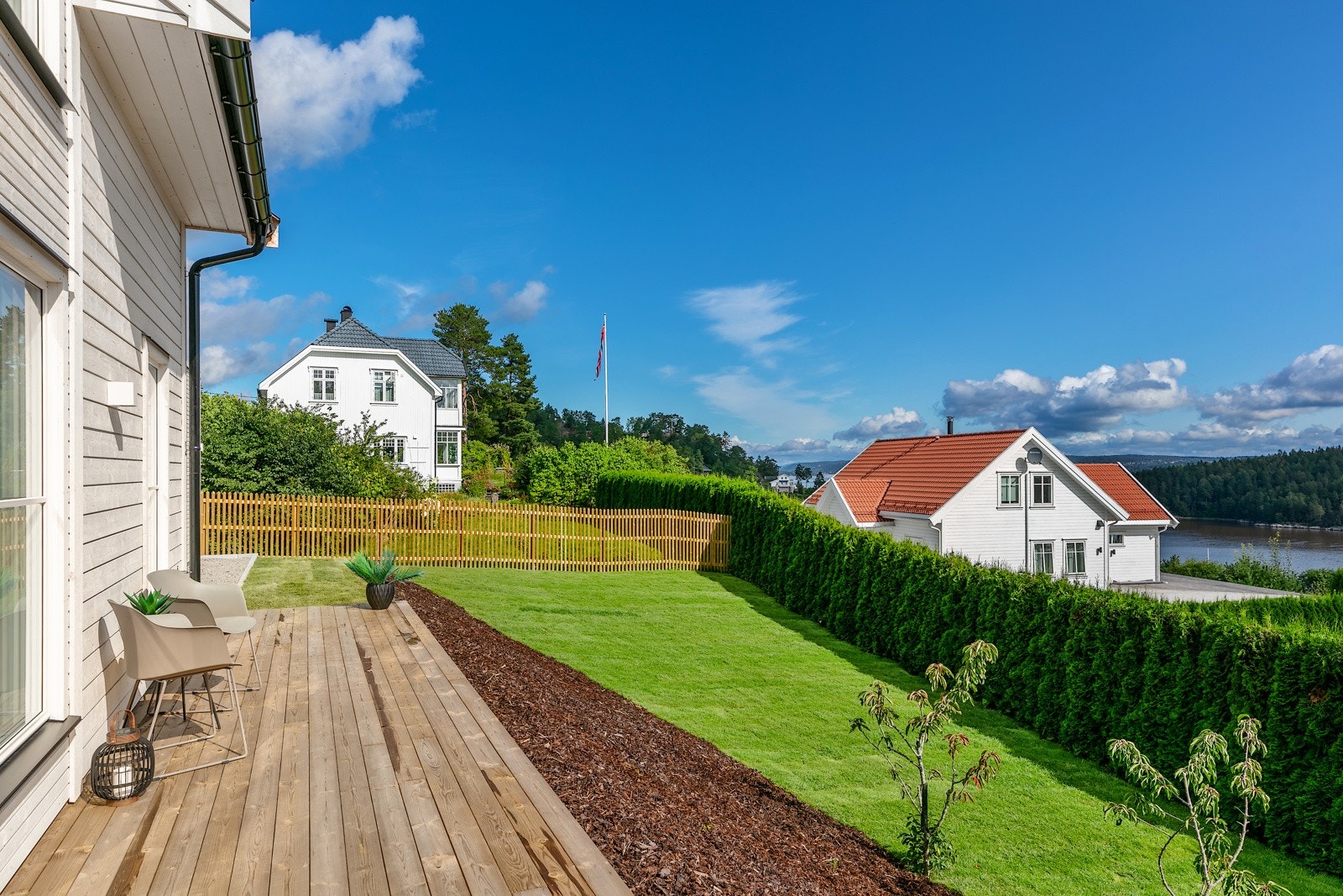 Lun og solrik terrasse Galleribilde