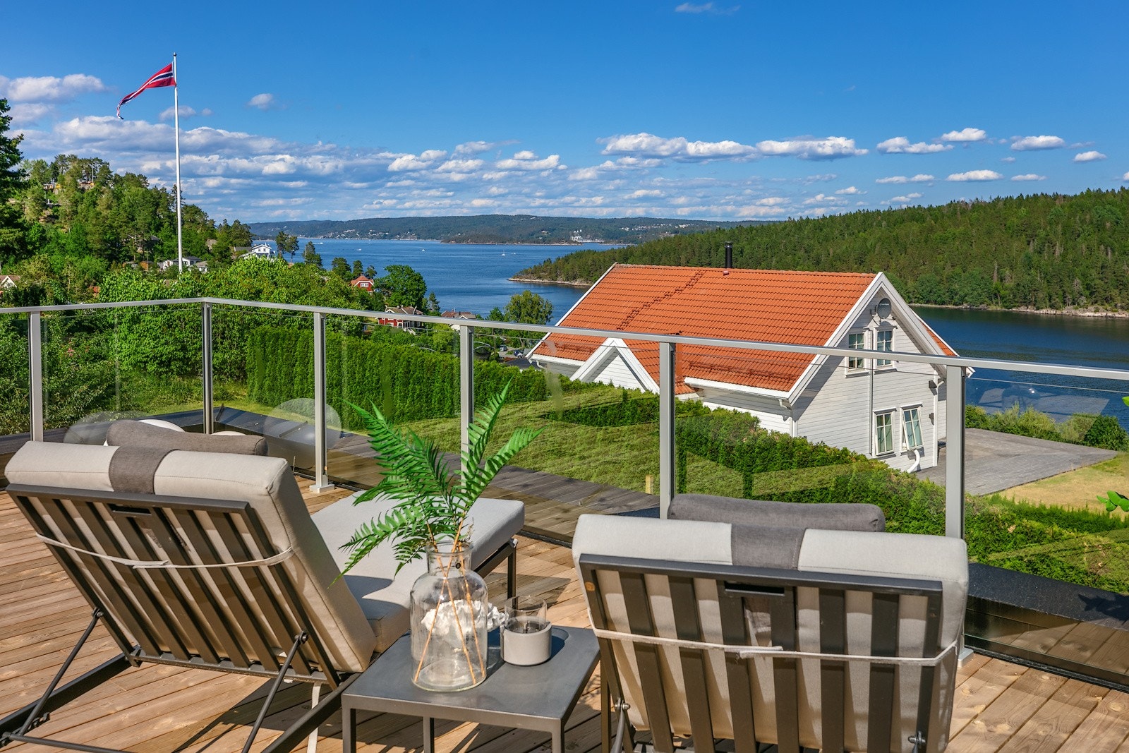 Takterrasse med gode solforhold og flott utsikt over Oslofjorden. Galleribilde