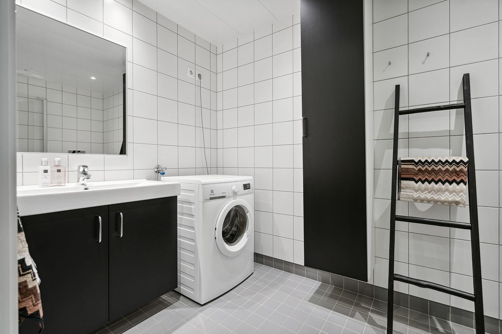 Moderne bad med flisbelagte vegger og gulv - Vaskemaskin medfølger.