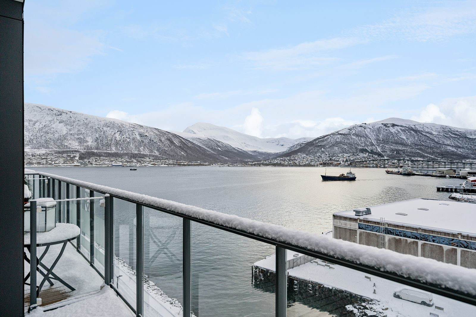 Nydelig utsikt utover sundet mot fastlandet.