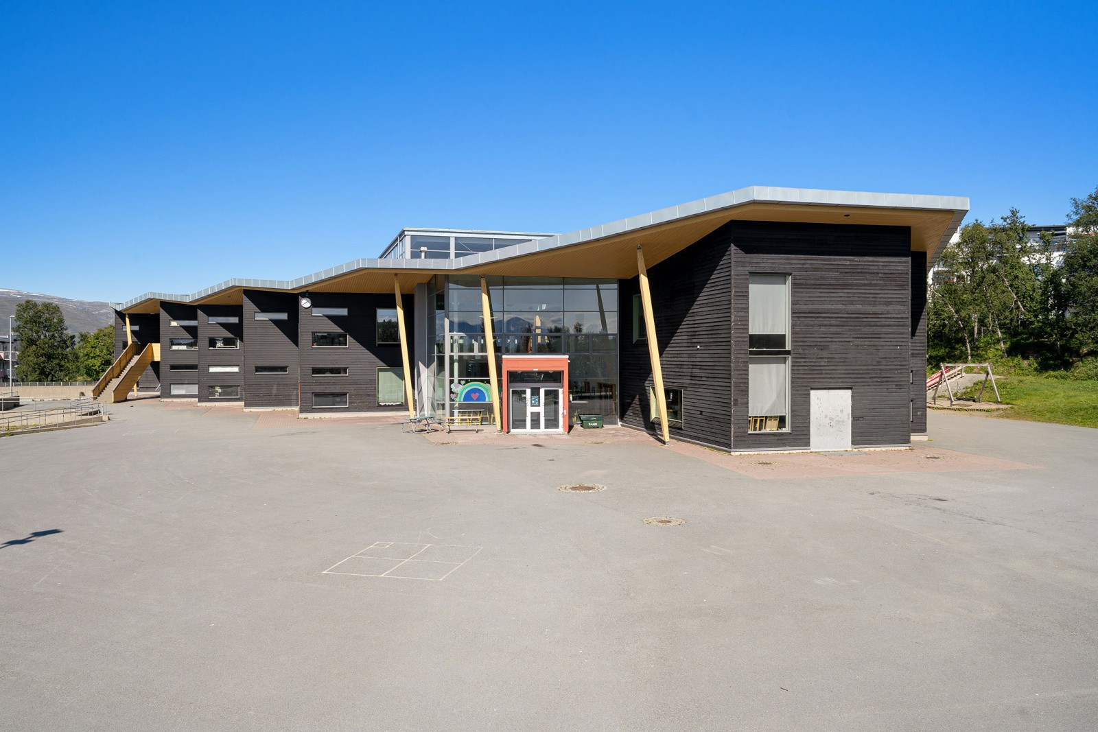 Fra leiligheten har du gåavstand til bl.a. søndagsåpen dagligvare, skole, barnehage og treningssenter.