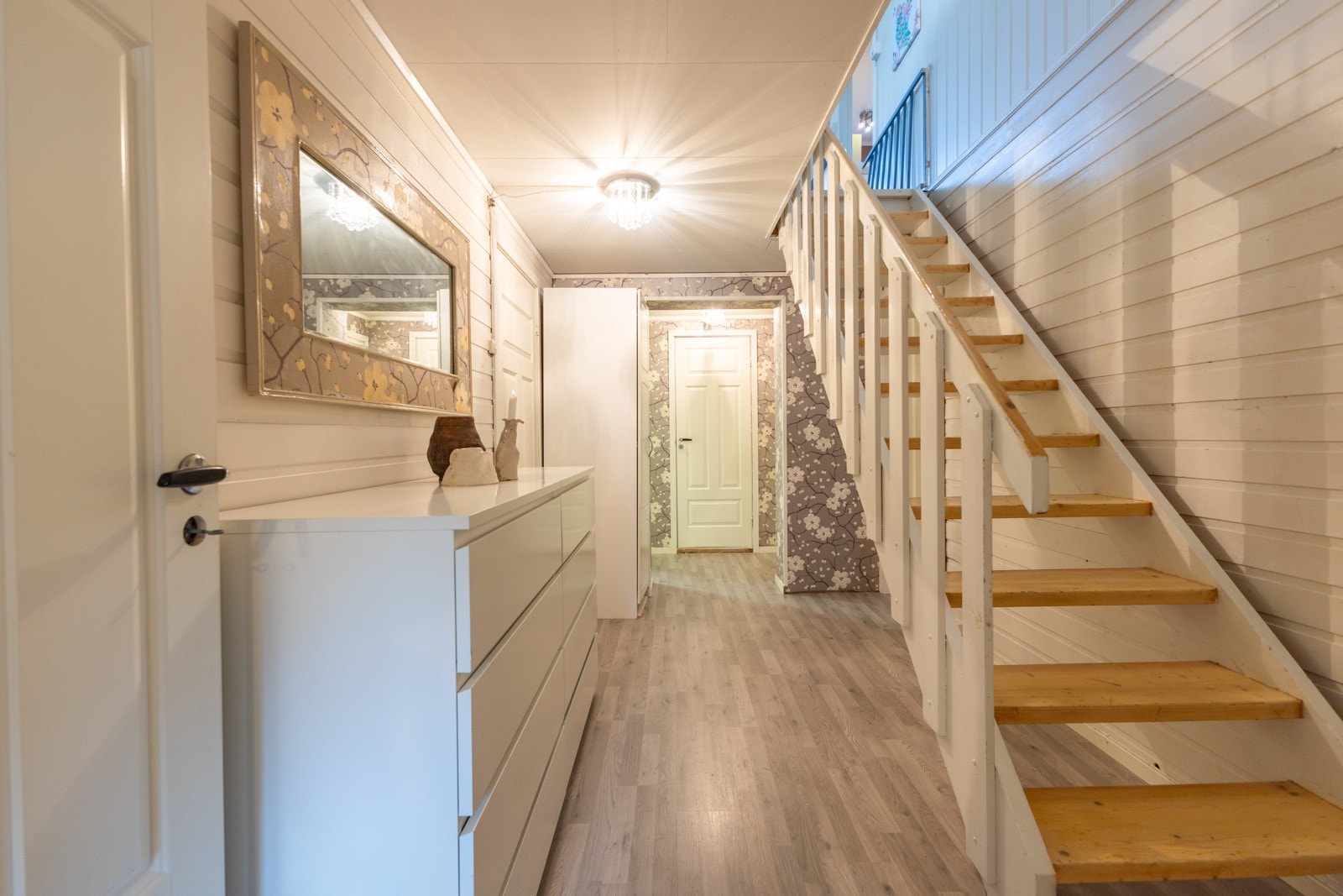 Adkomst til kjeller via stue. Etasjen er innholdsrik. Galleribilde
