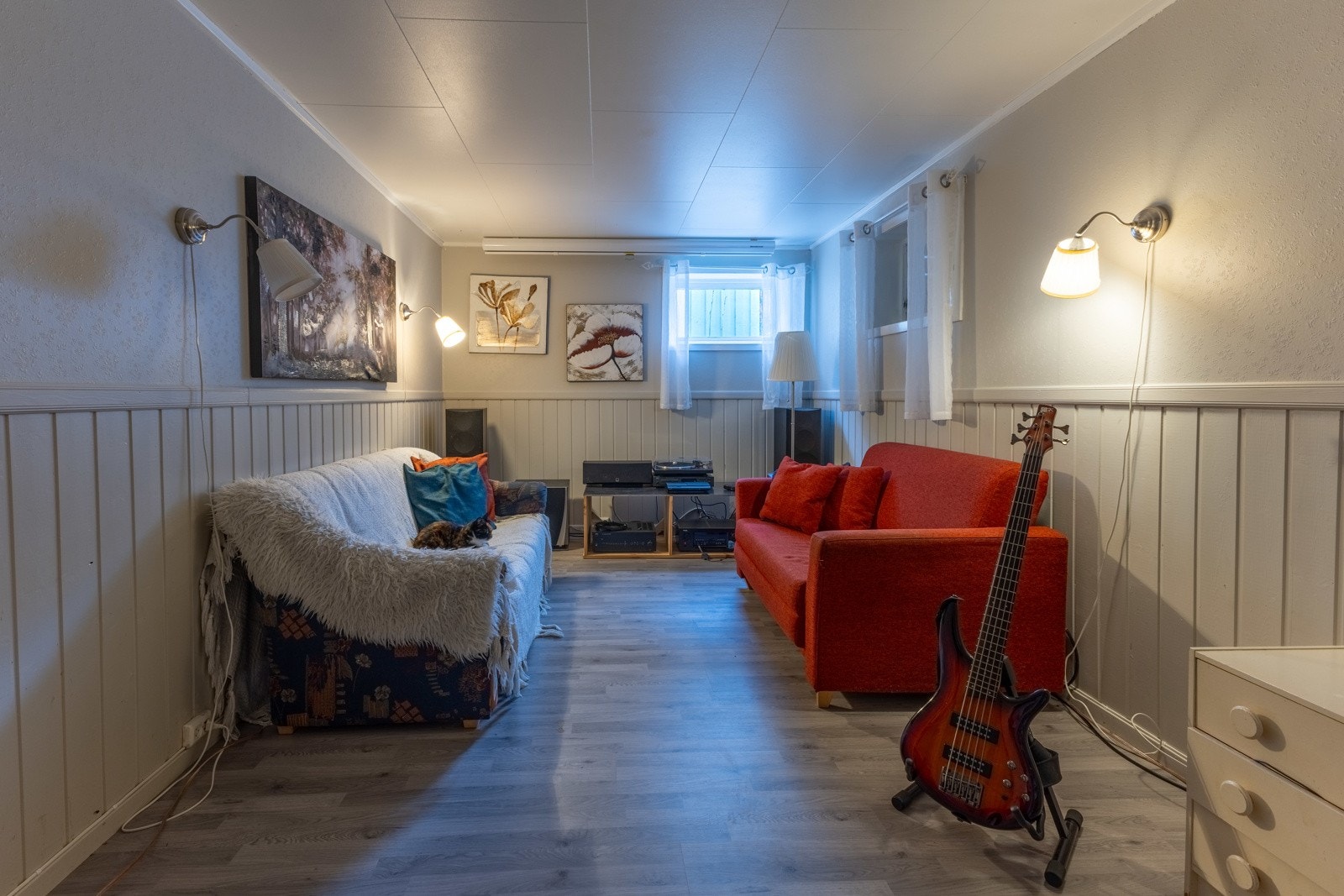 Kjellerstue med prosjektor for filmkveldene. Galleribilde