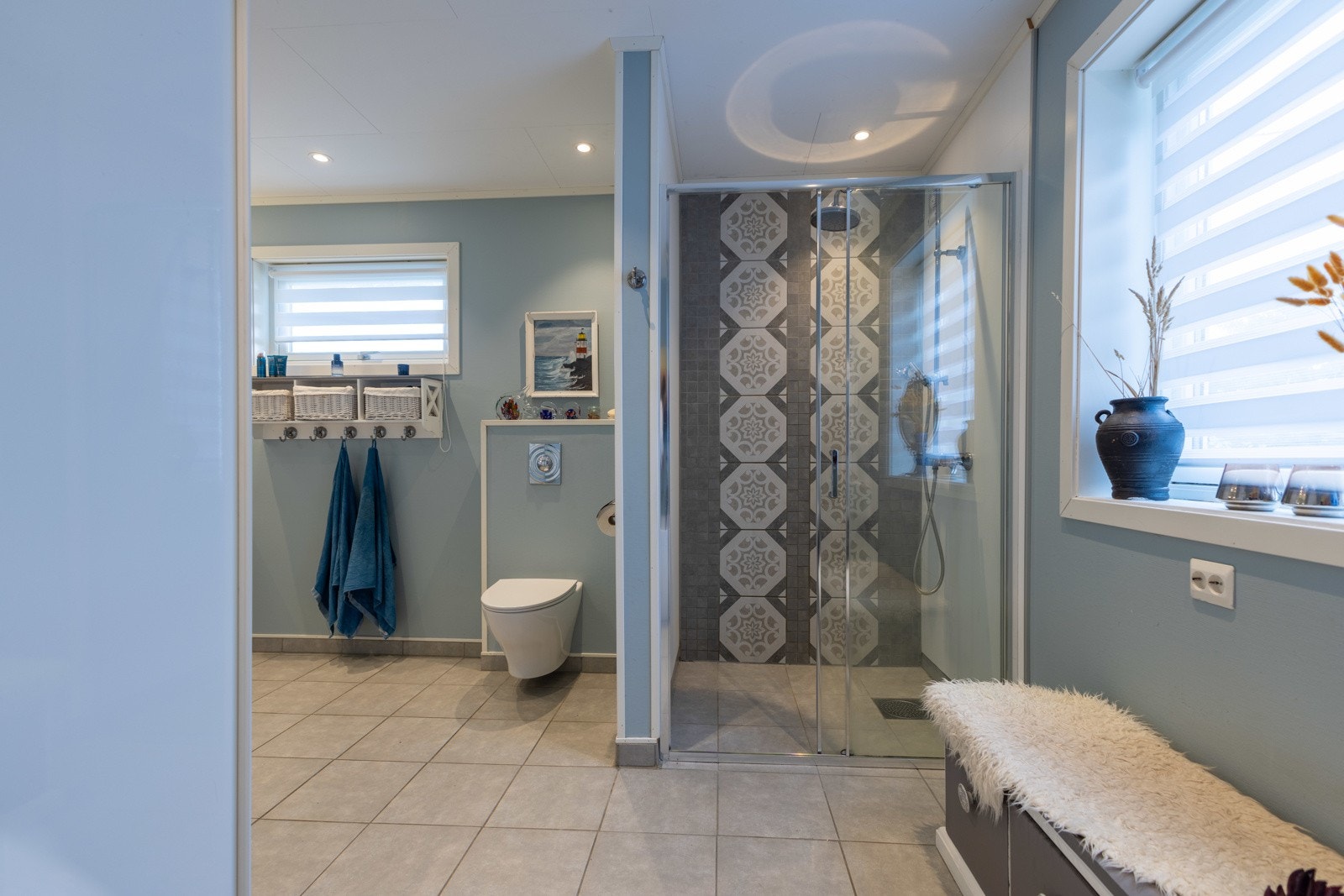 Badet i 1. etasje er stilfullt og har både dusj og badekar. Galleribilde