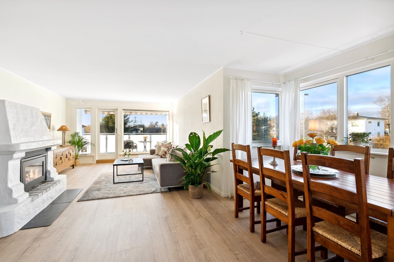 I karnappet er det plass til spisestuemøbler og vitrineskap - fantastiske lysforhold! Galleribilde