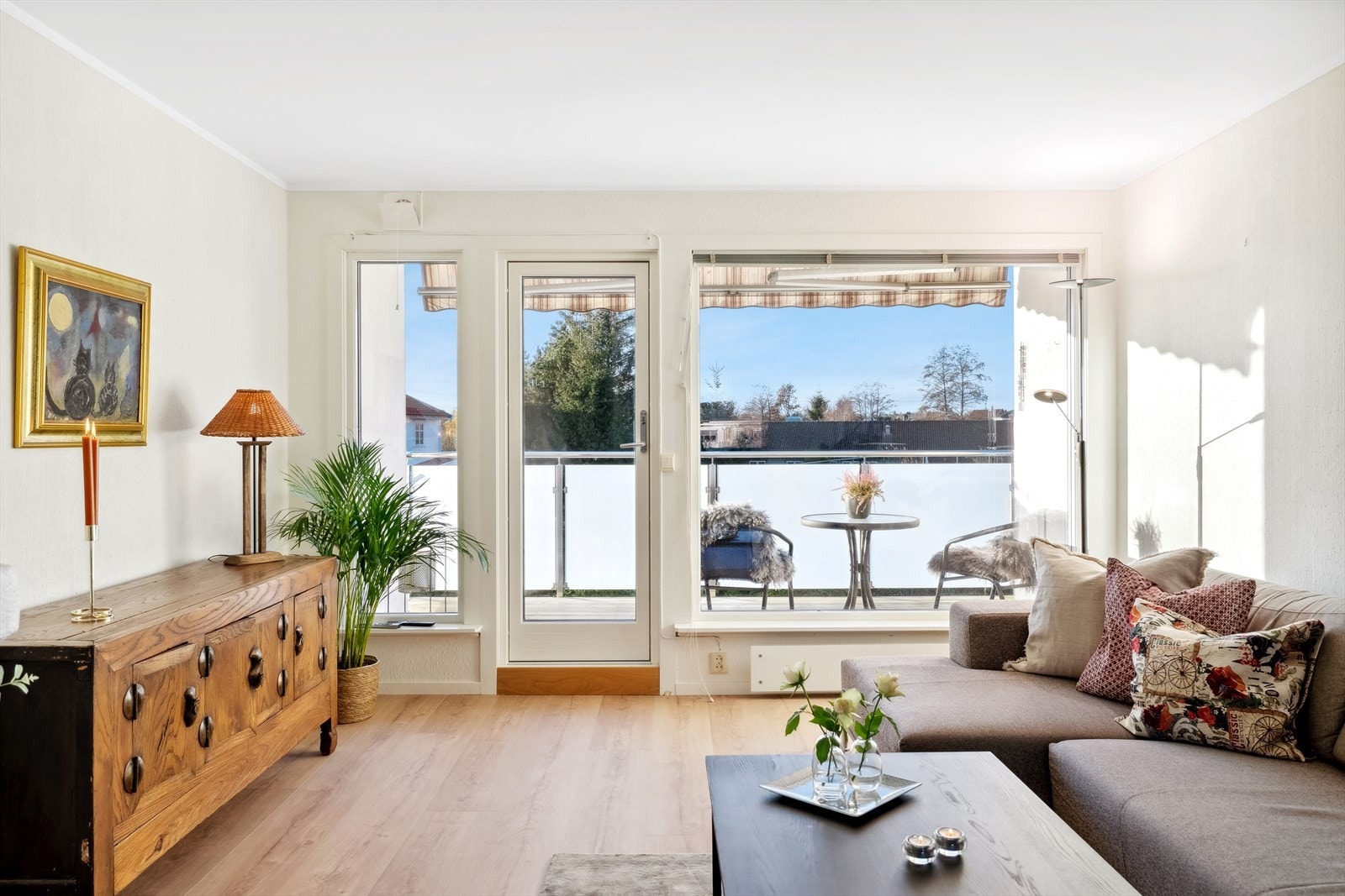 Leiligheten ligger på hjørnet av bygget og vender syd og vest Galleribilde