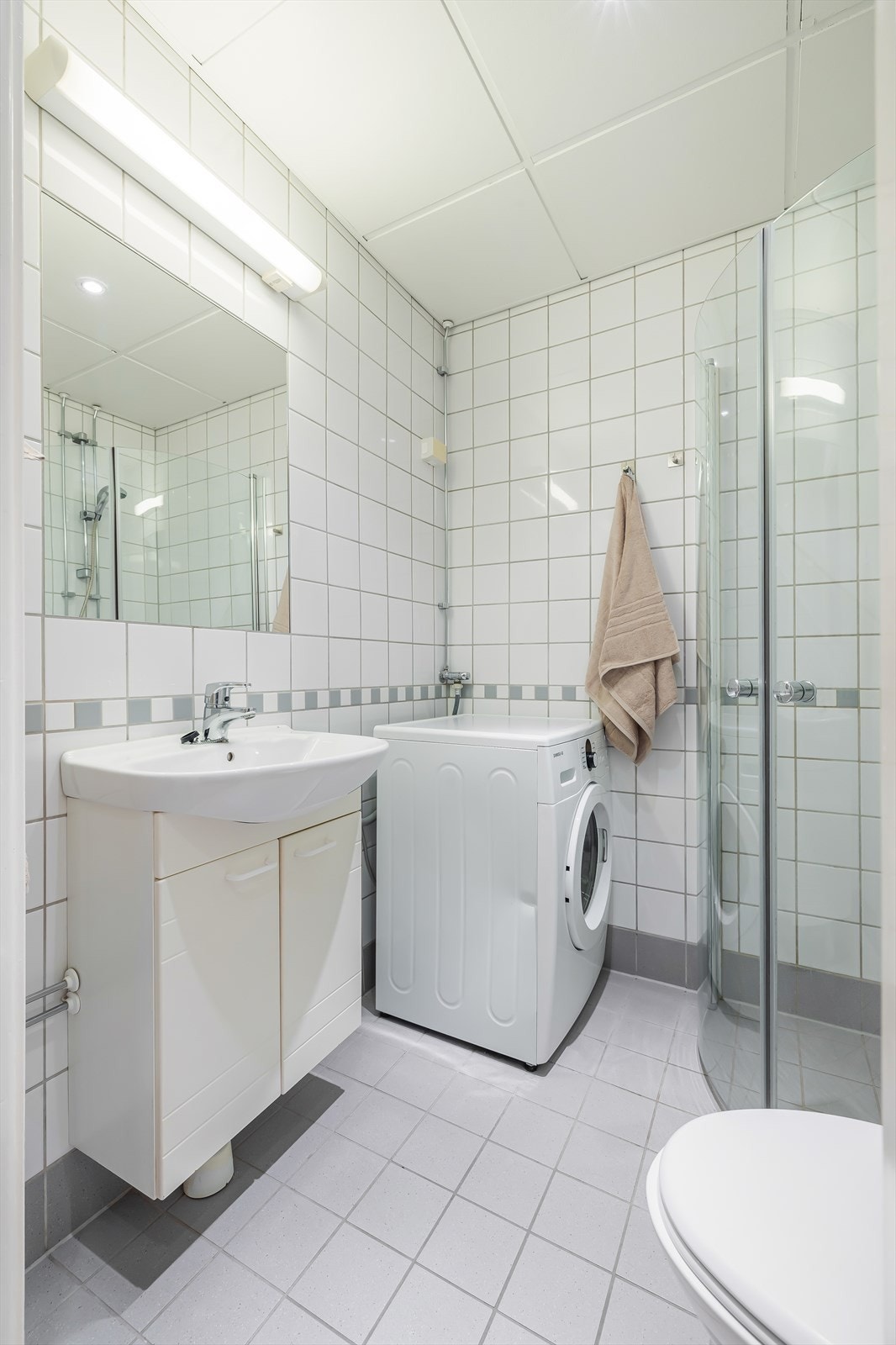 - Servantskap med glatte fronter. Servant med ett-greps armatur fra Oras. Innmurt speil. Veggmontert lampe med stikkontakt. Opplegg for vaskemaskin - Galleribilde