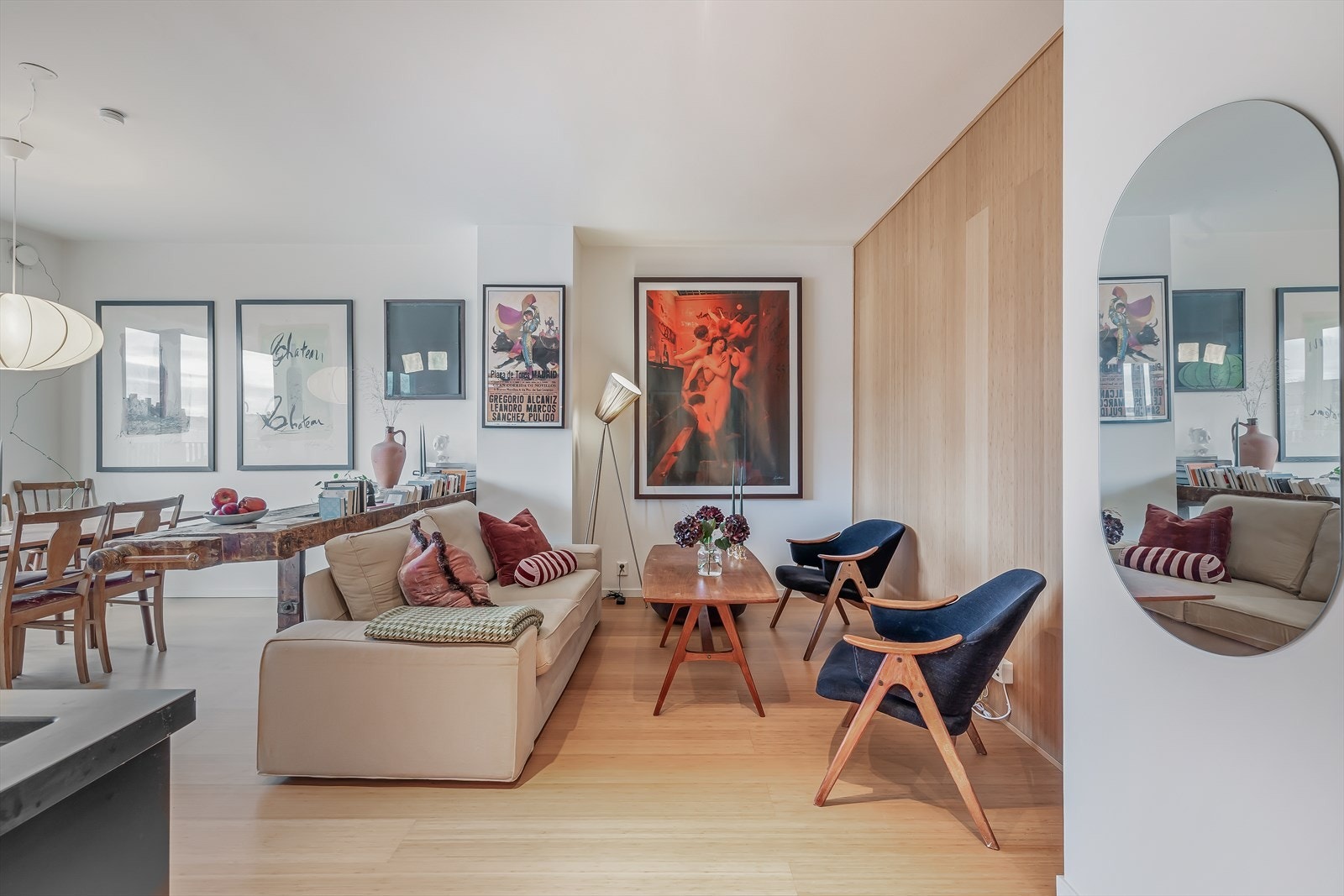 - God plass til sofagruppe med tilhørende møblement og spisebord - Galleribilde