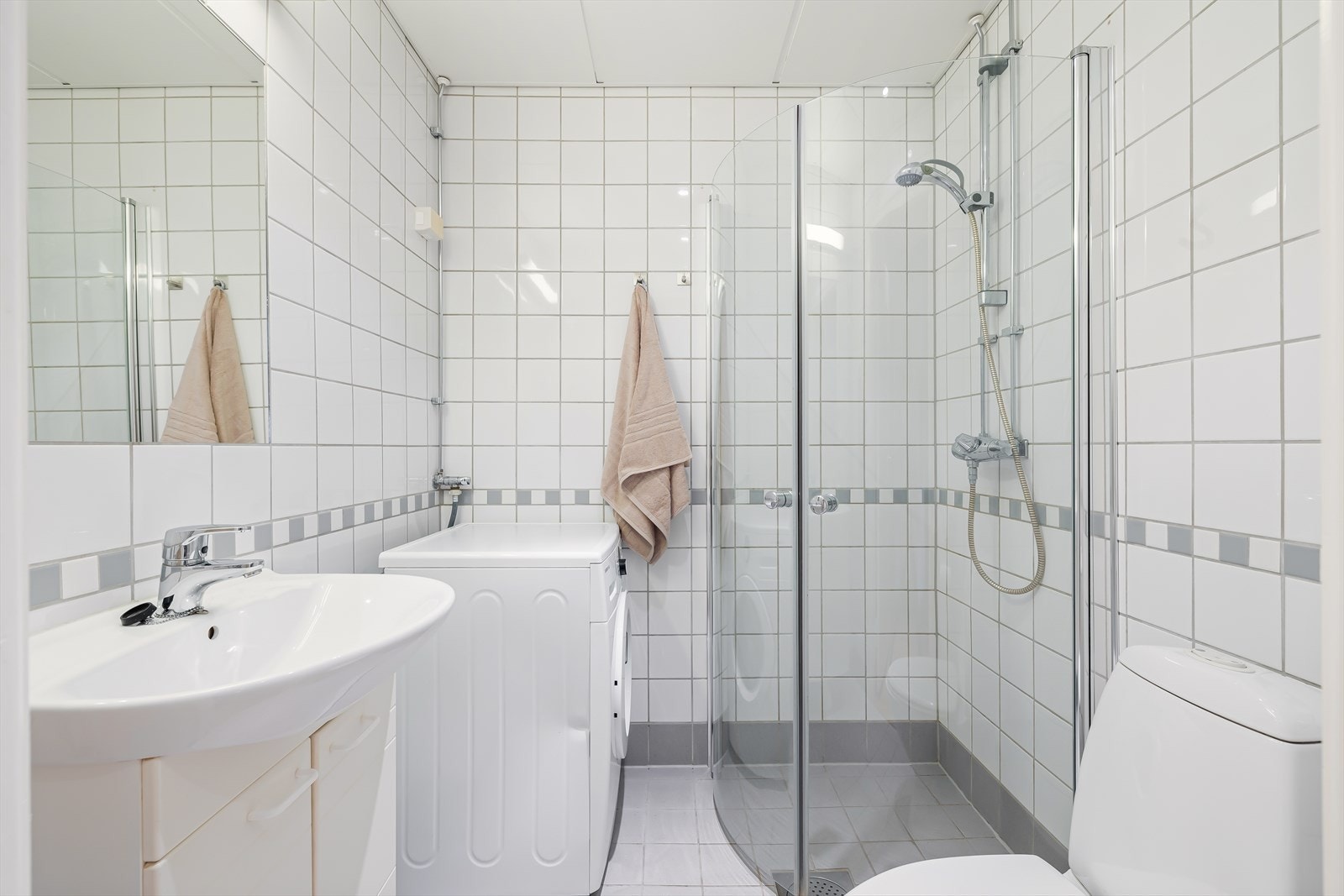 - Flislagt baderom fra 2002/03 med varme i gulvet og downlights i himling - Galleribilde