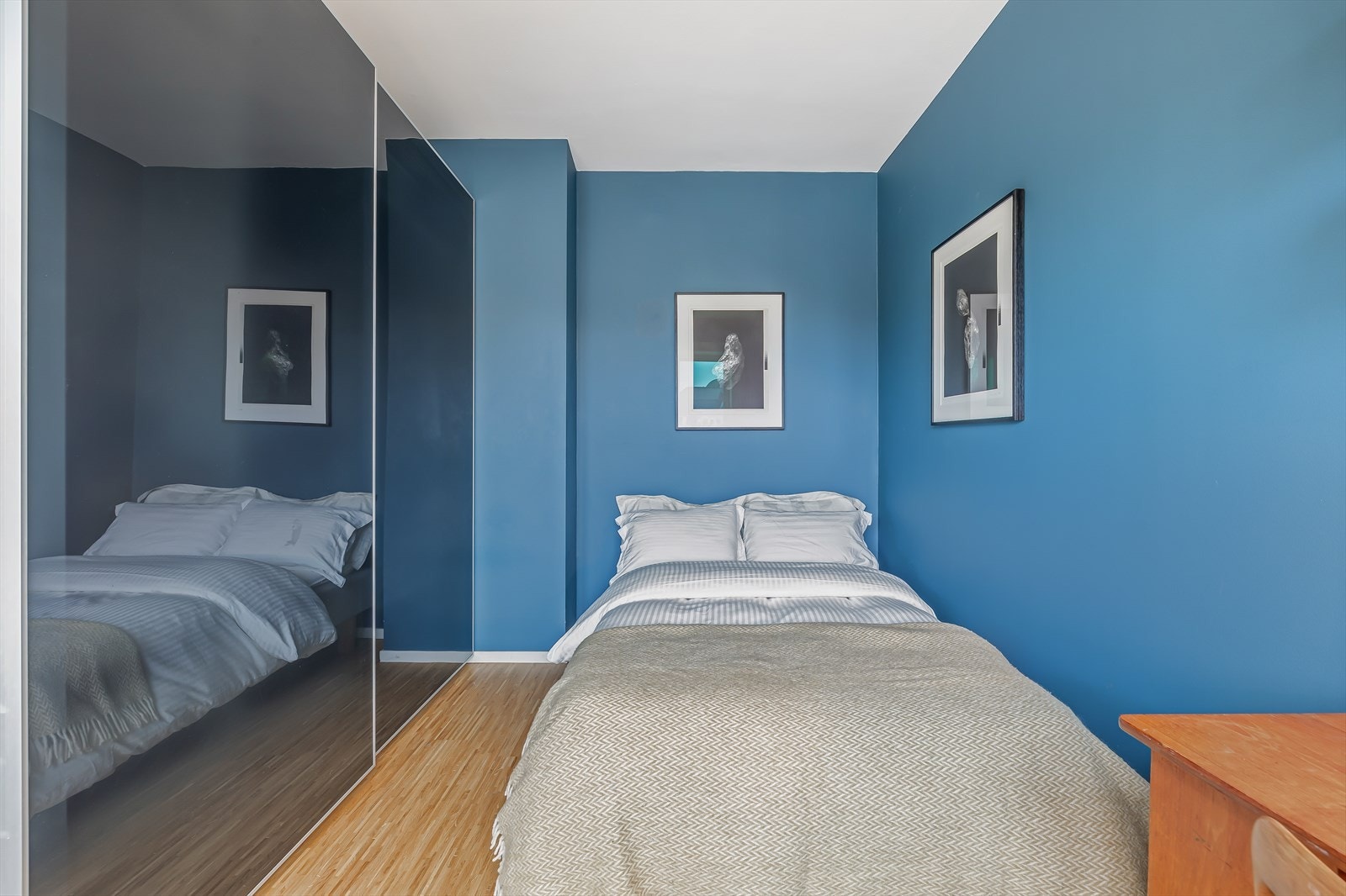 - Romslig soverom med plass til dobbeltseng og rikelig med oppbevaringsplass i skyvedørsgarderobe - Galleribilde