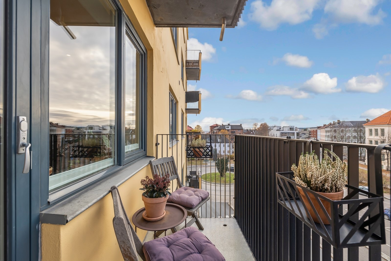 - - Vestvendt balkong med ypperlige solforhold - Galleribilde