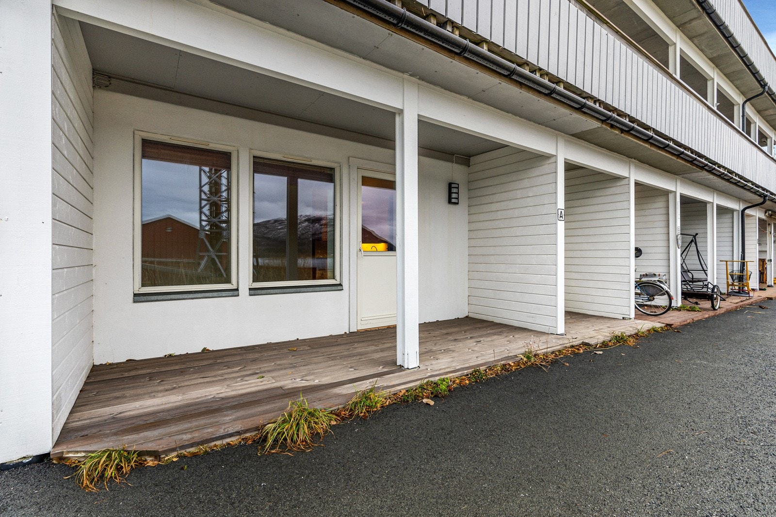 Terrassen rommer plass til hyggelig sittegruppe Galleribilde