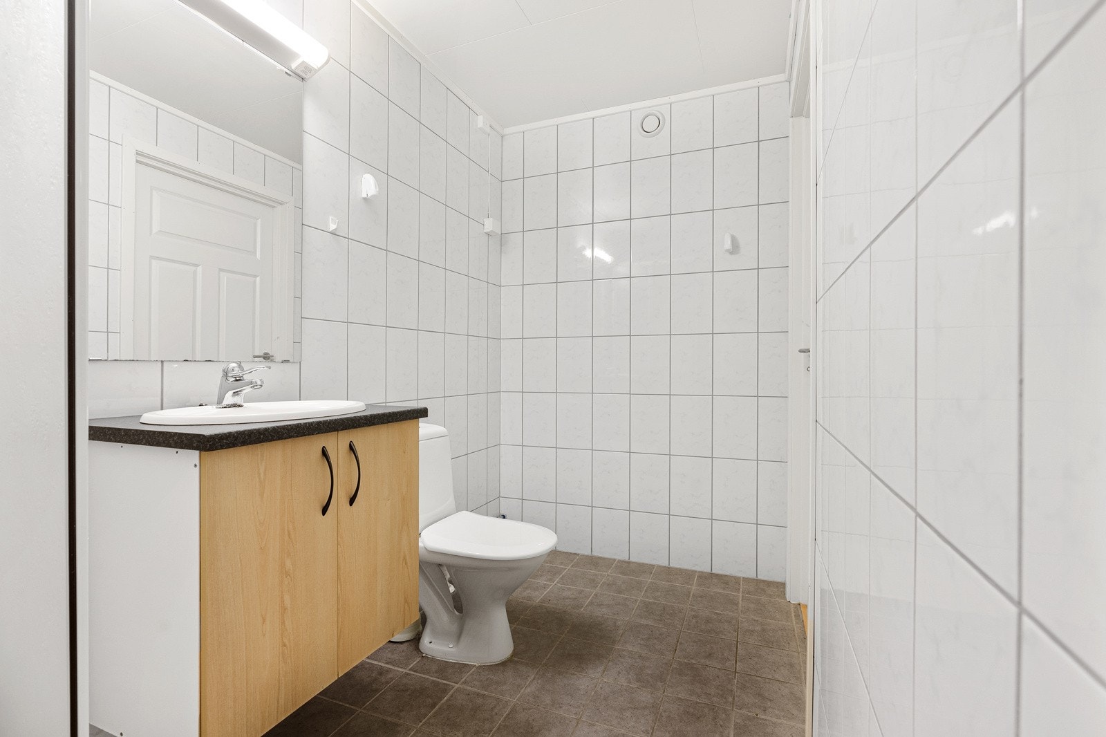 Badet har varme i gulv og opplegg for vaskemaskin Galleribilde