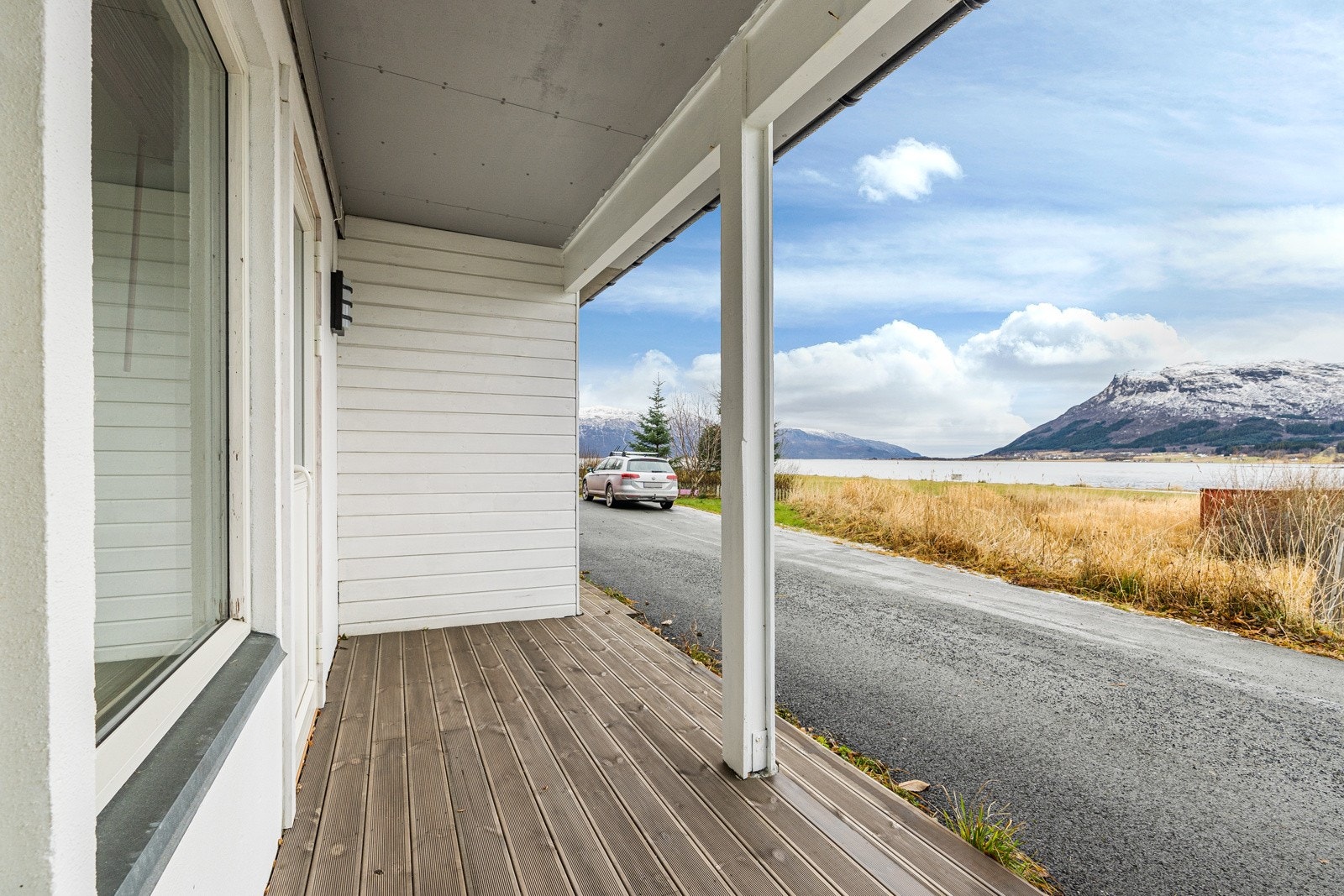 Fra stuen har du direkte utgang til hyggelig terrasse der du kan følge med på det rike båtlivet Galleribilde