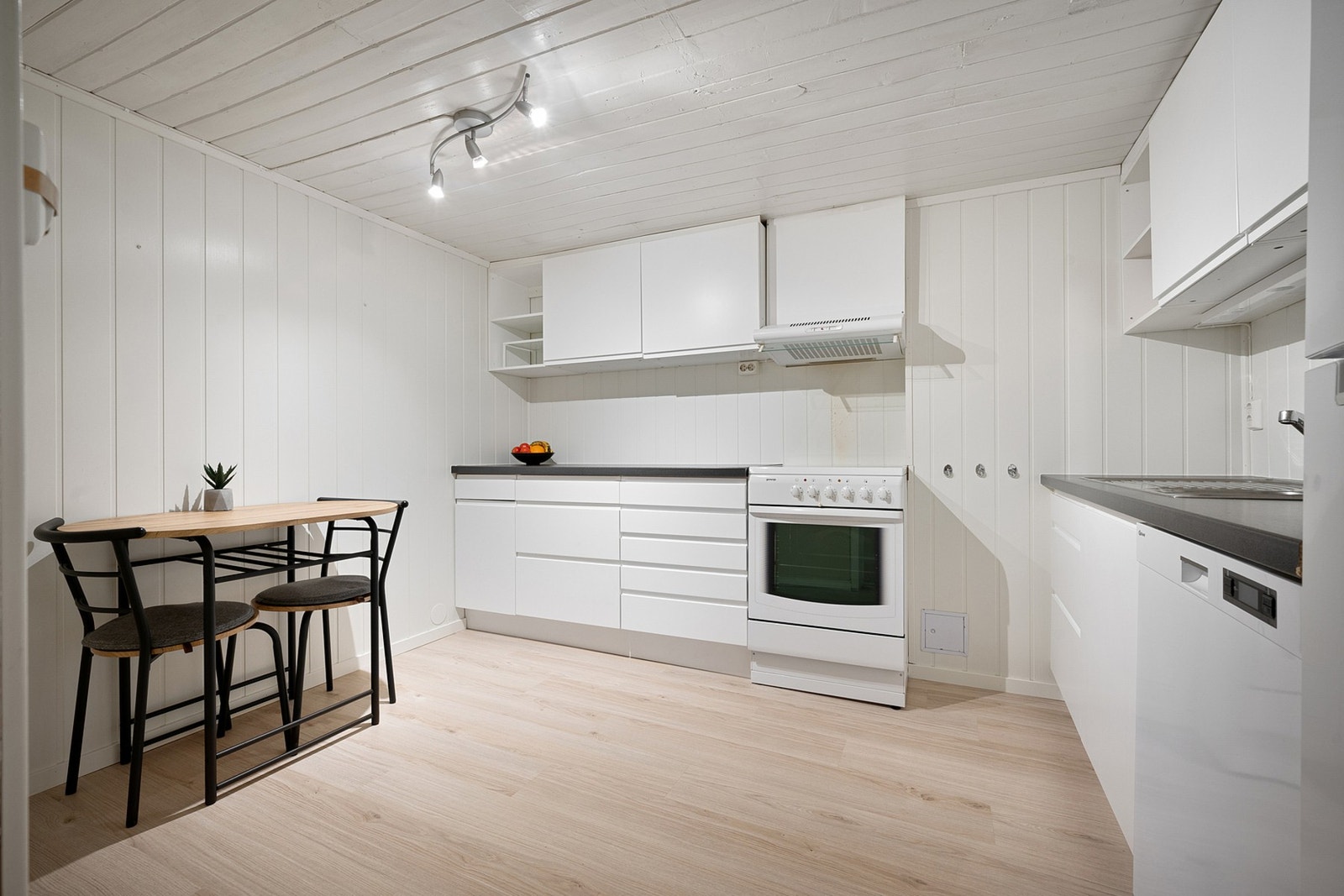 Det er utleid i kjelleren i huset. Arealet er ikke søkt bruksendret/godkjent til formålet. Her er det kjøkken, stue, to soverom, bad, vaskerom samt entrè og gang. Galleribilde