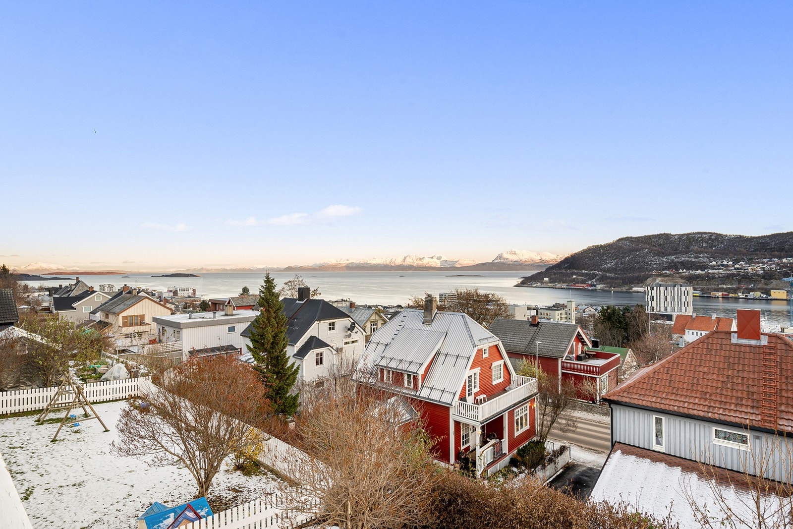 Utsikten over Harstad by, fjorden og fjellene Galleribilde