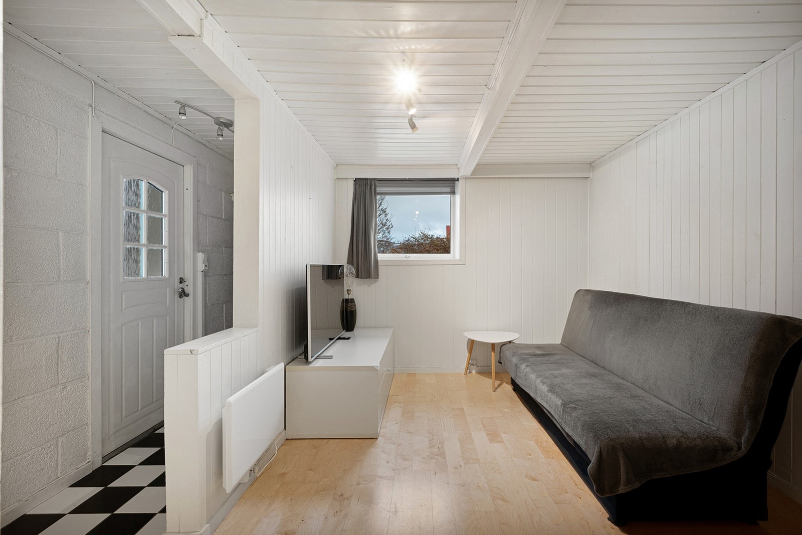 Det er varmekabler i inngangspartiet og på badet nede Galleribilde