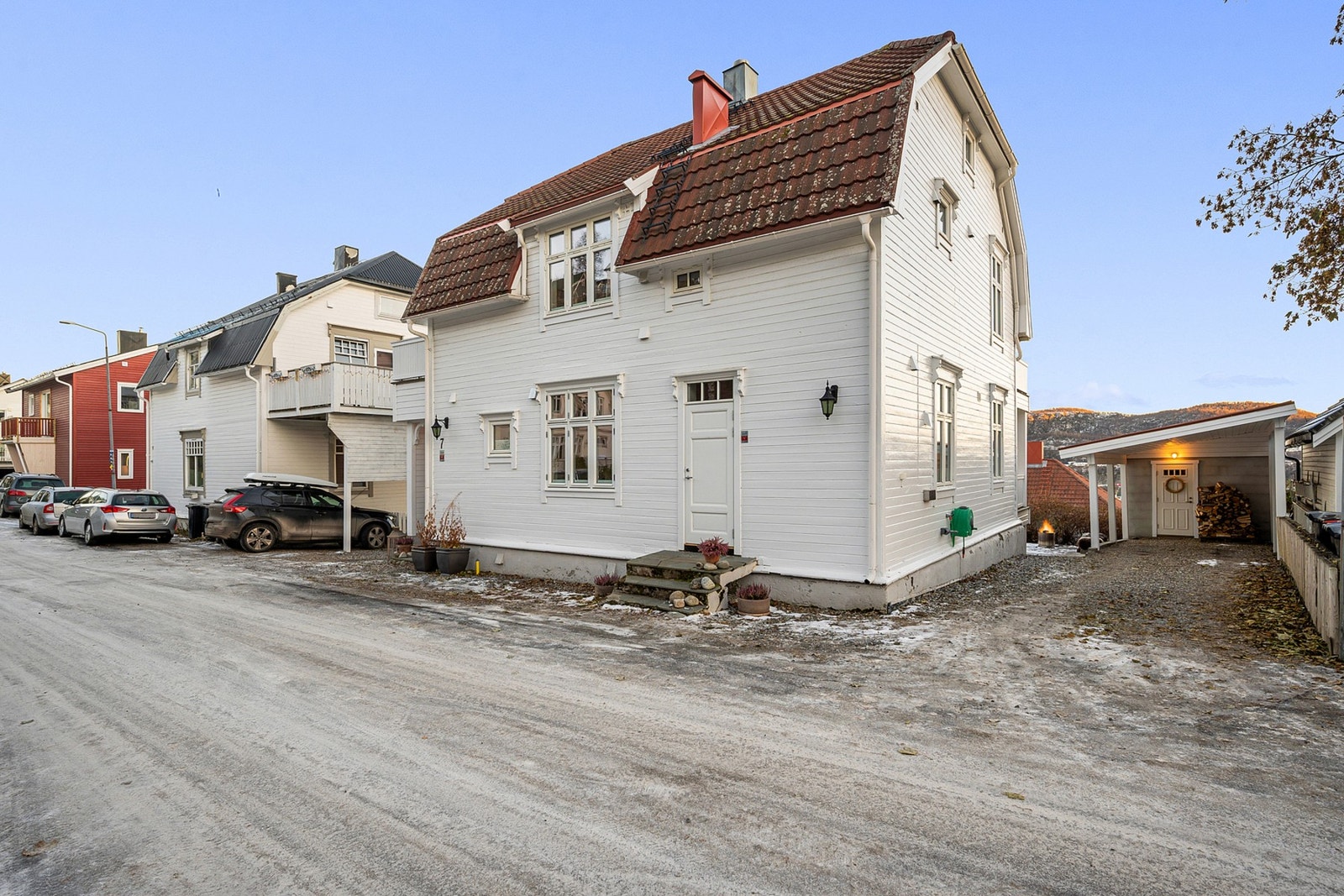 Kjekt med egen inngang rett inn på kjøkkenet, enkelt å sette inn handleposene her. Galleribilde
