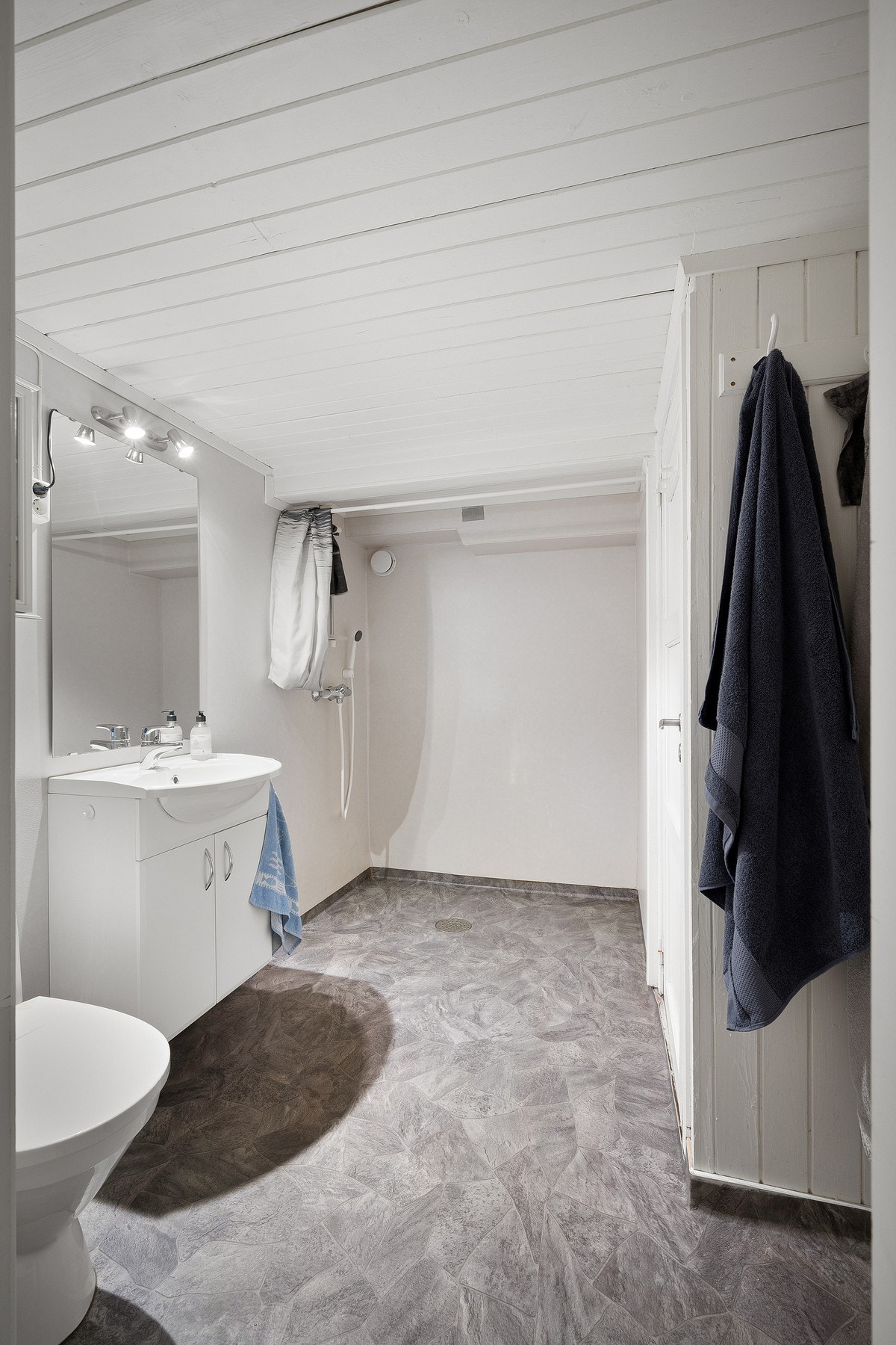Fra badet er det inngang til eget vaskerom Galleribilde