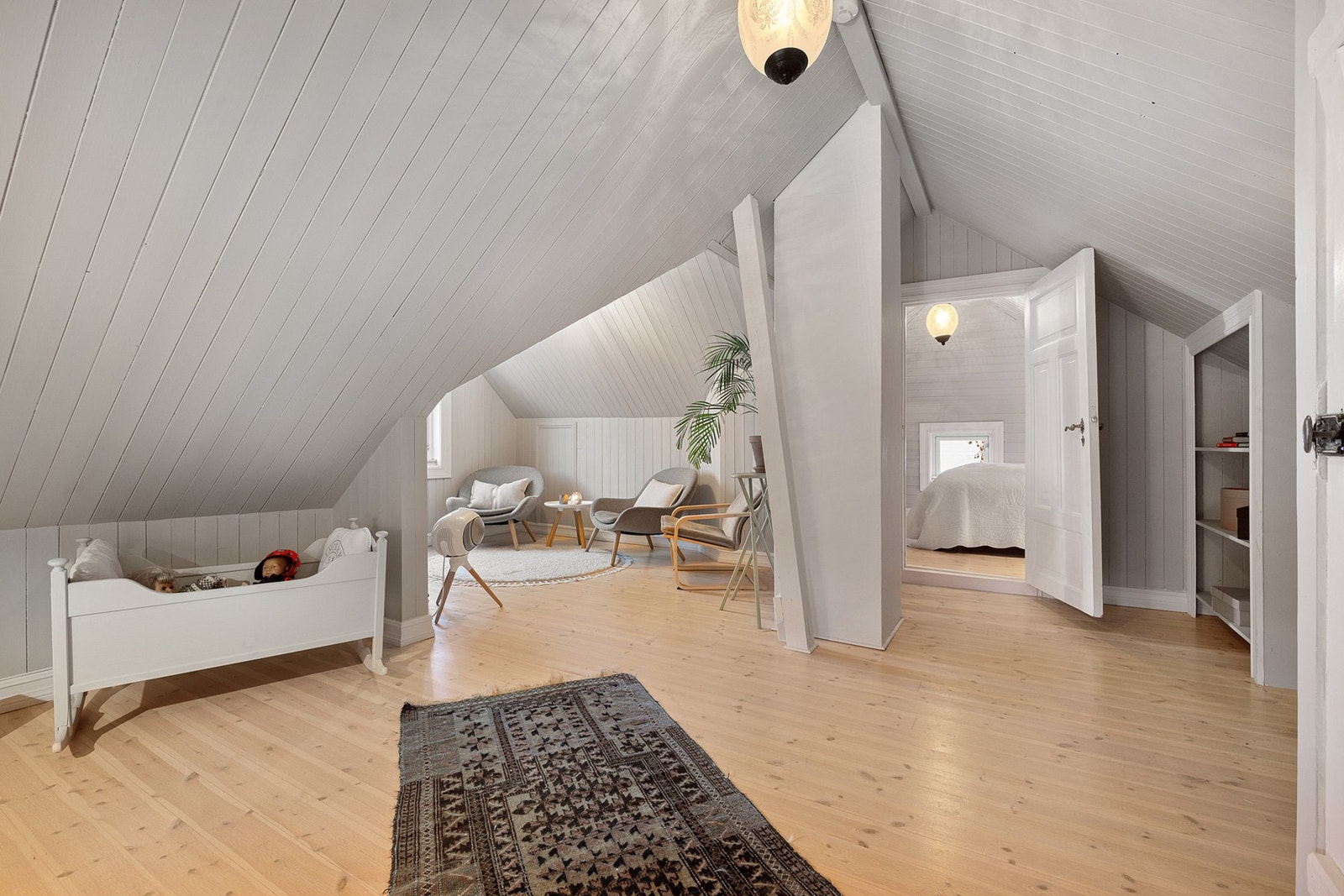 Sjarmerende bjelker, skrå vegger og plassbygde hyller Galleribilde