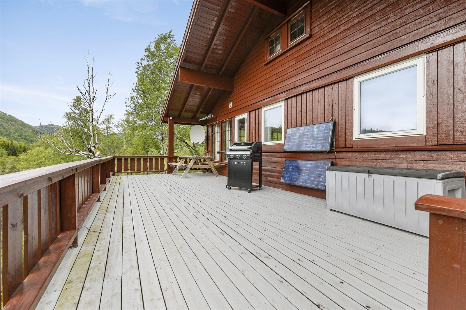 Fra stuen/kjøkken er det utgang direkte til romslig terrasse hvor det er plass til både sittegruppe og grill eller bålpanne. Galleribilde