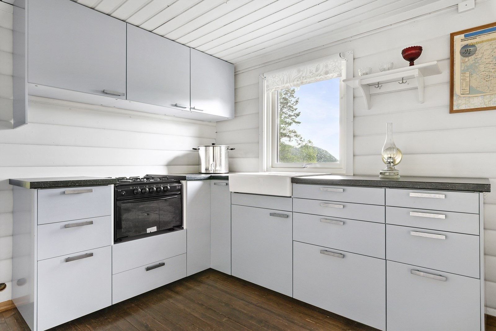 Store vindusflater som gir mye naturlig lys og flott utsikt. Galleribilde