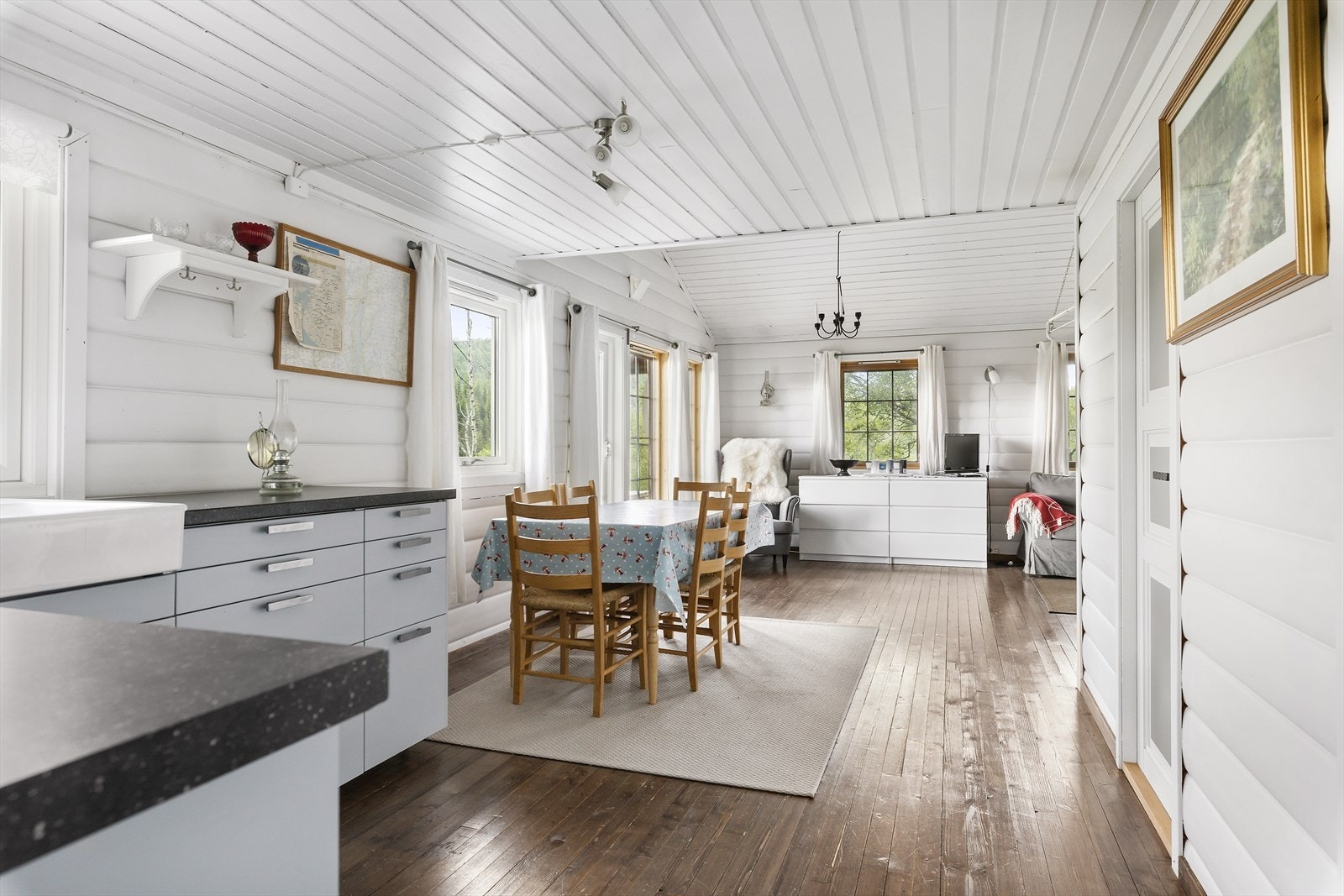 Store vindusflater som gir mye naturlig lys og flott utsikt. Galleribilde