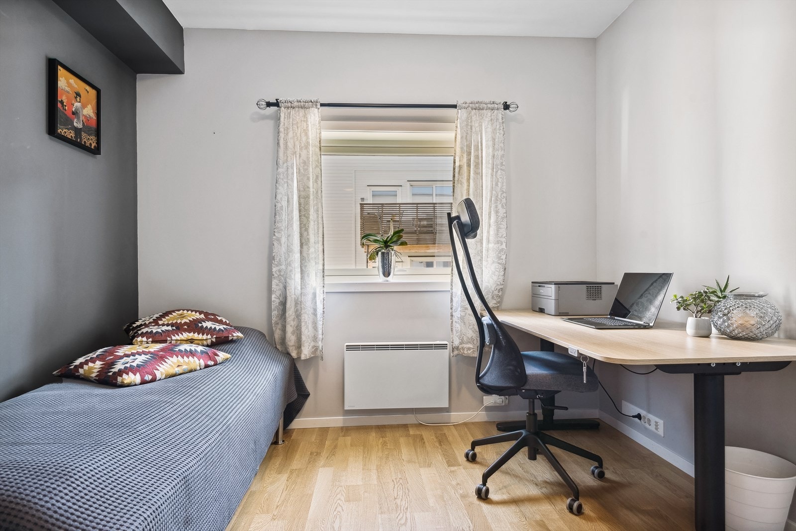 Det minste soverommet har plass til seng ,og i dag er det etablert en kontorplass i rommet. Galleribilde