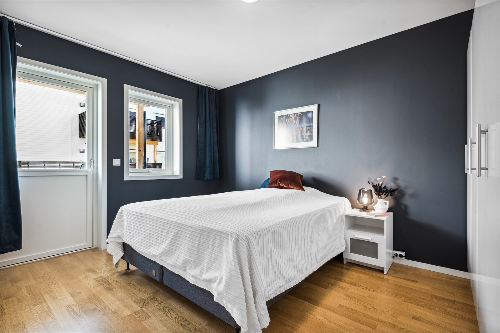 Soverom med plass til seng og tilhørende møbler. Galleribilde