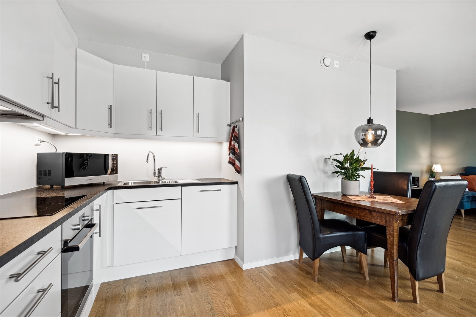 Kjøkkenet har parkett på gulv og malte plater på vegger. Galleribilde