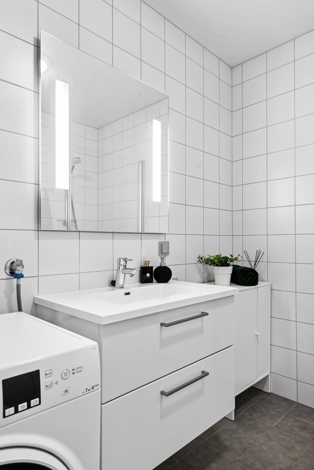 Heldekkende servant over innredning med skuffer. Galleribilde